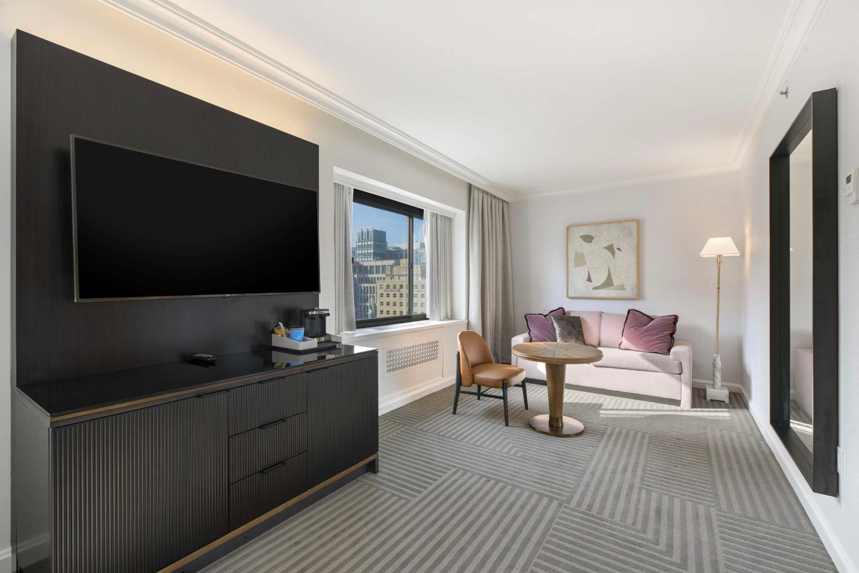 Deluxe Queen Room with City View - Photo 3