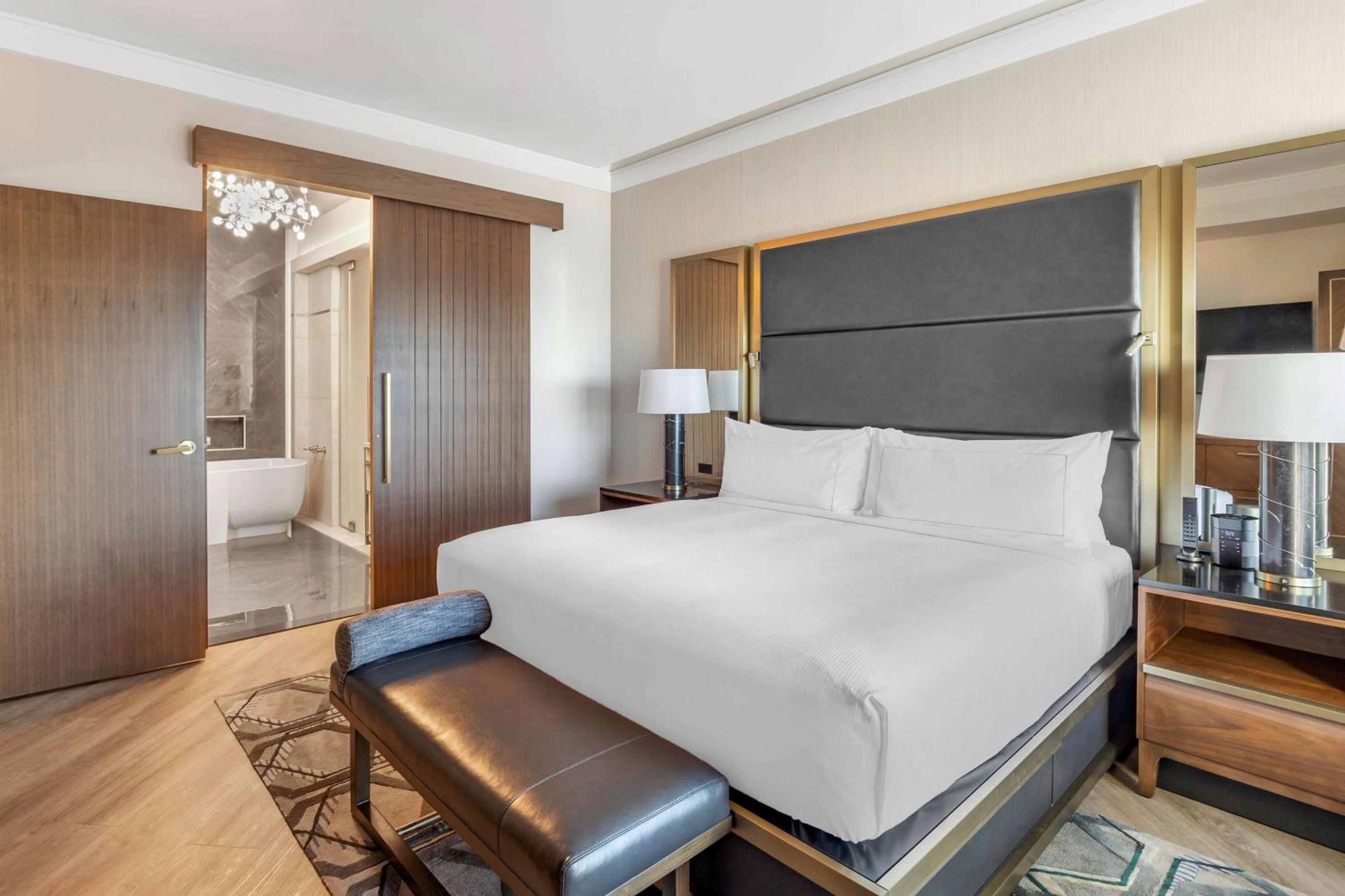 Premium One-Bedroom King Suite with Sofa Bed - Photo 3