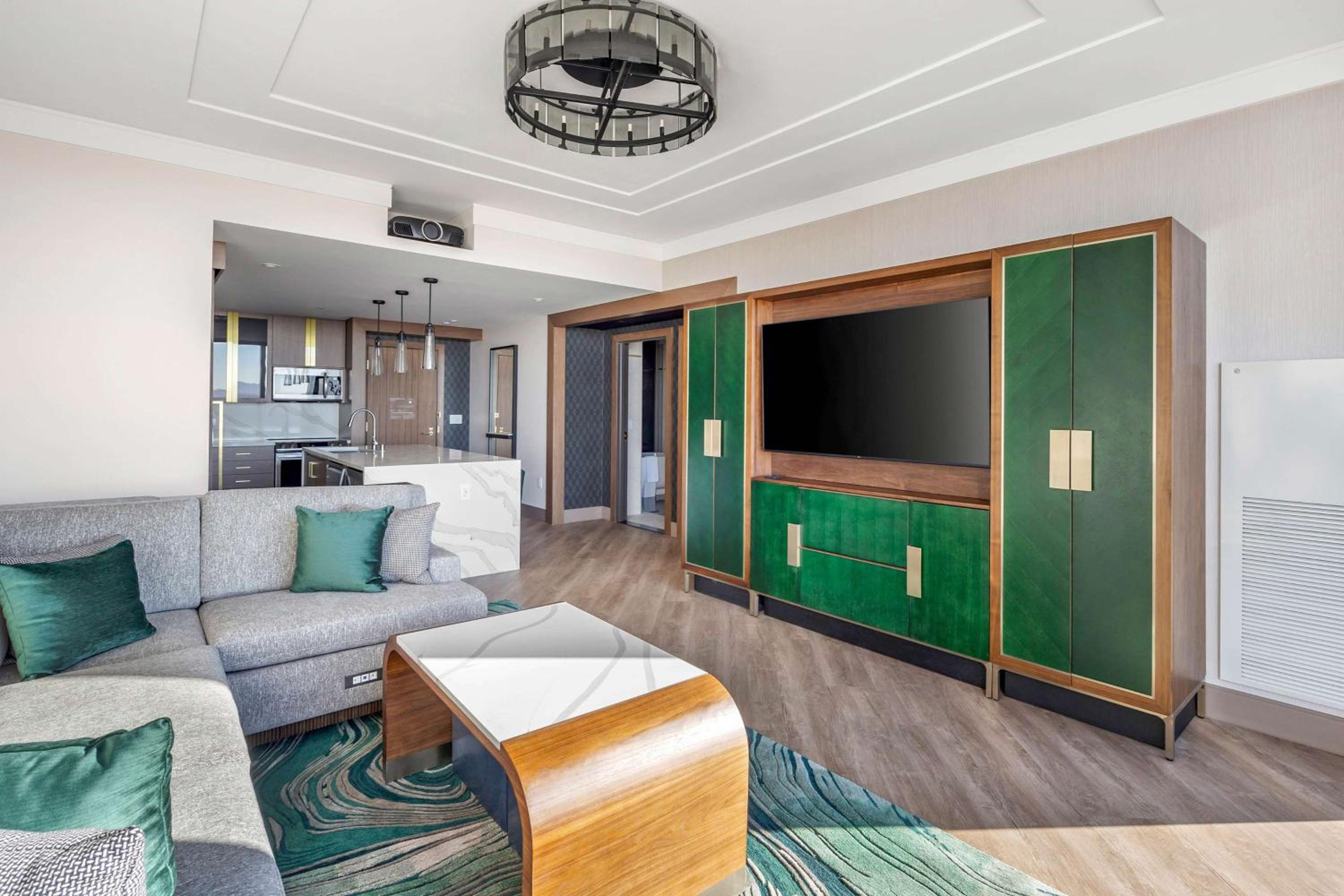 Premium One-Bedroom King Suite with Sofa Bed - Photo 4
