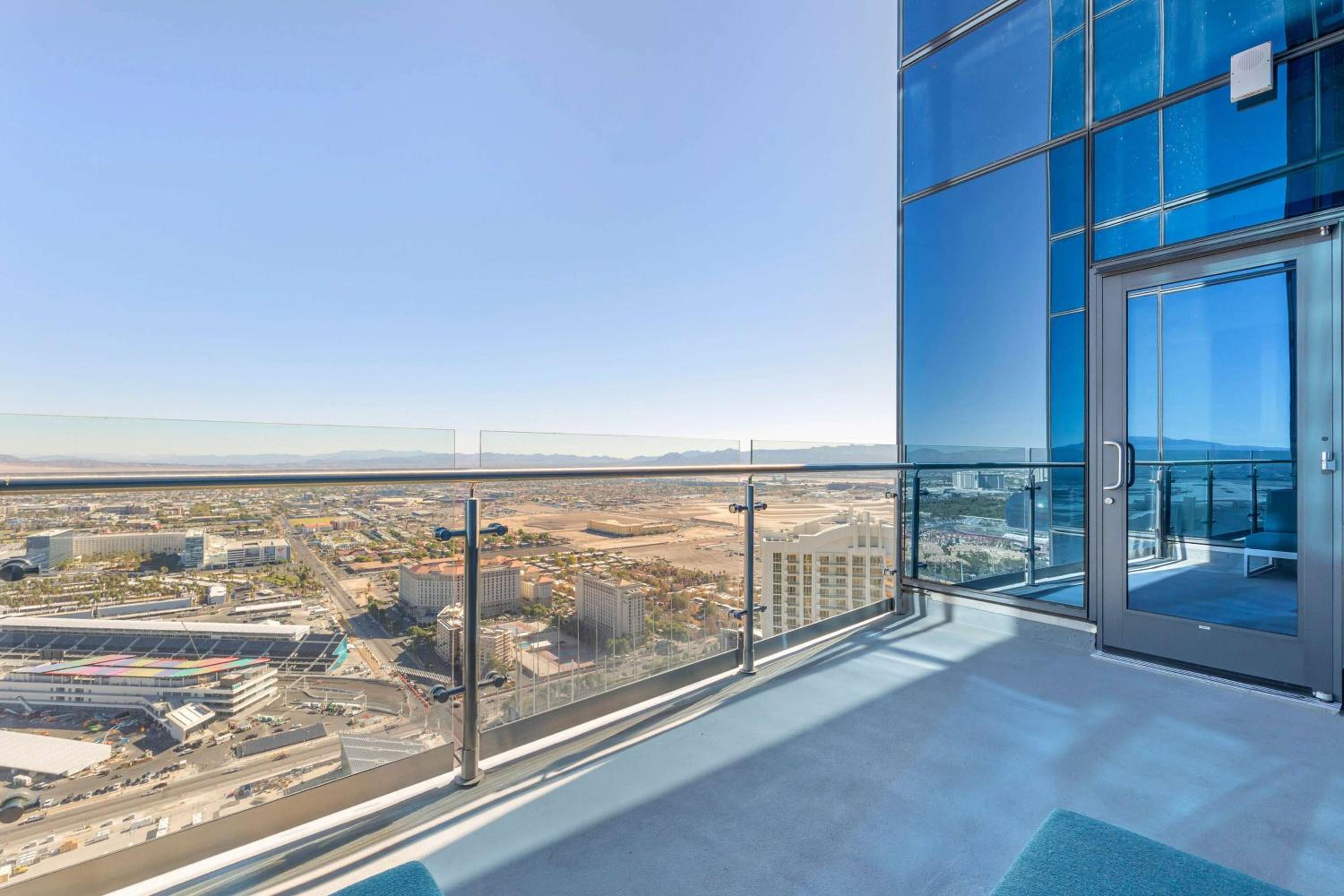 Premium One-Bedroom King Suite with Balcony - Photo 6