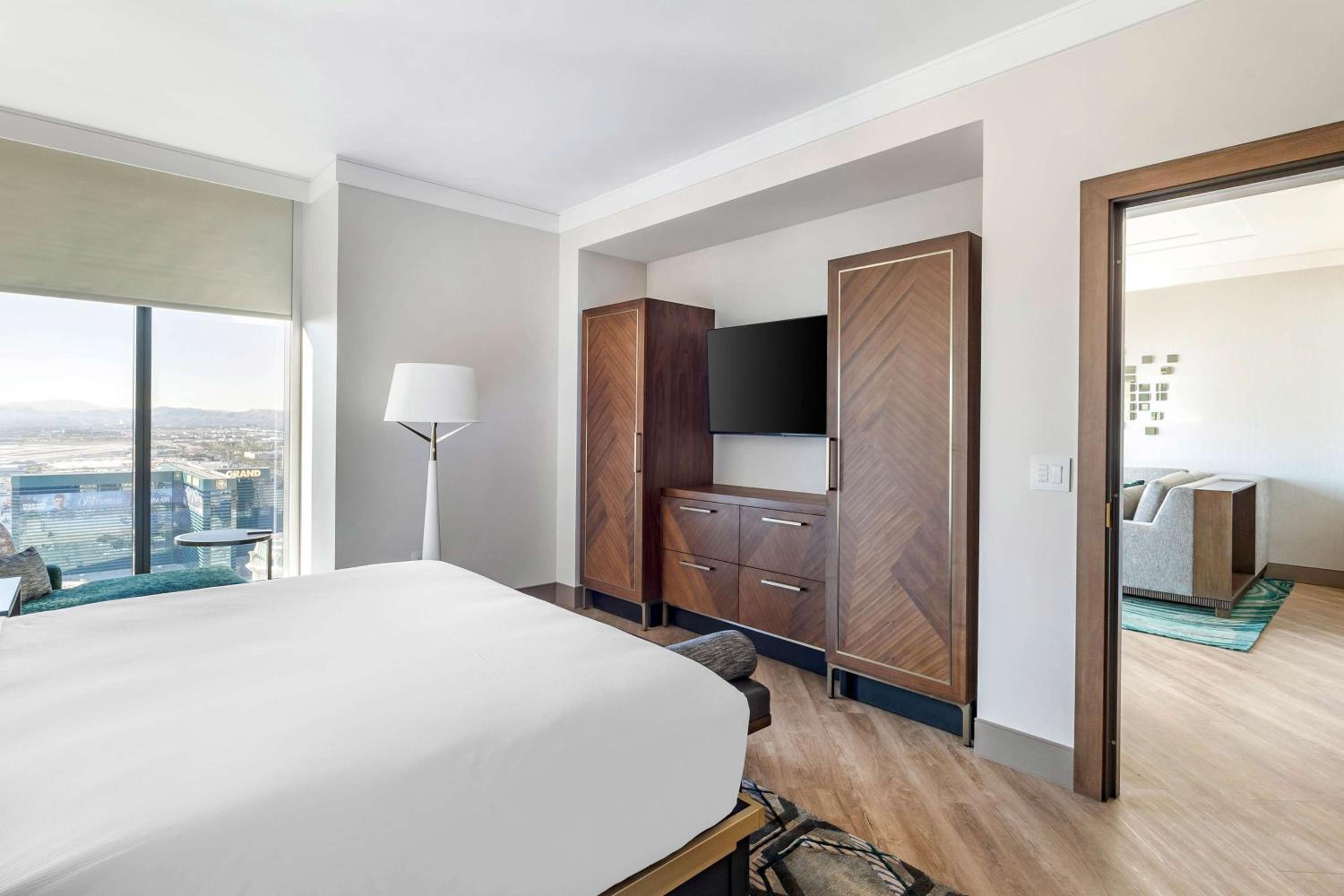 Premium One-Bedroom King Suite with Sofa Bed - Photo 5
