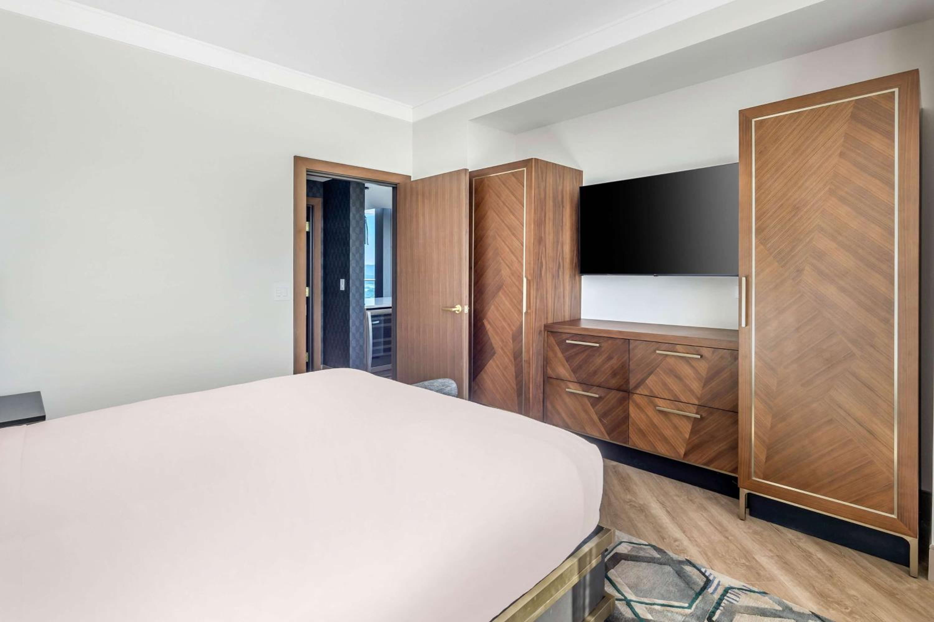 Premium One-Bedroom King Suite with Balcony - Photo 5