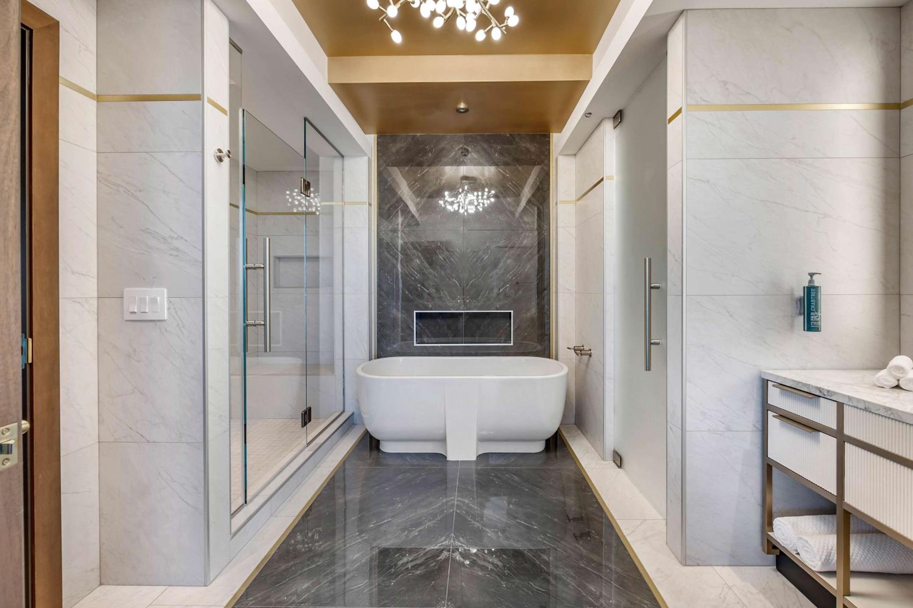 Premium One-Bedroom King Suite with Balcony - Photo 3