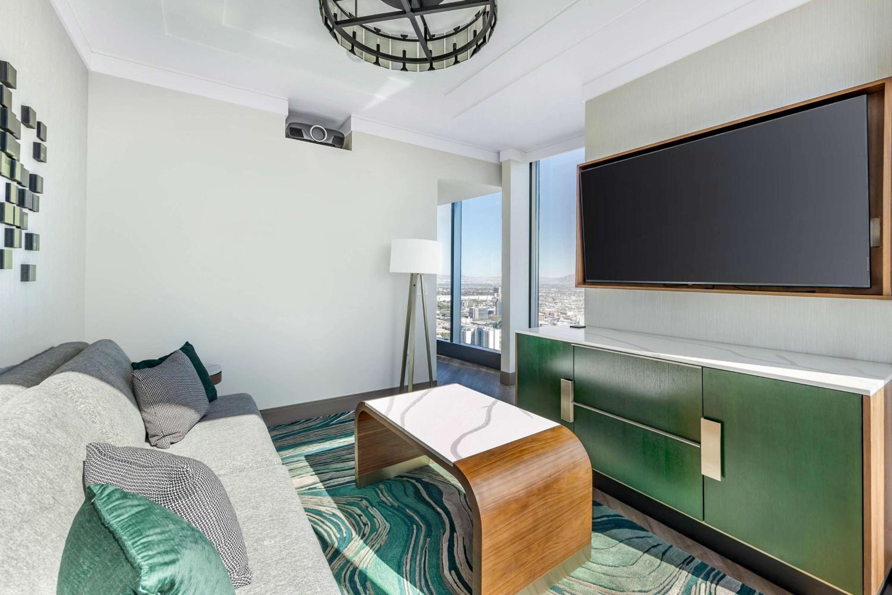 Premium One-Bedroom King Suite with Balcony - Photo 4
