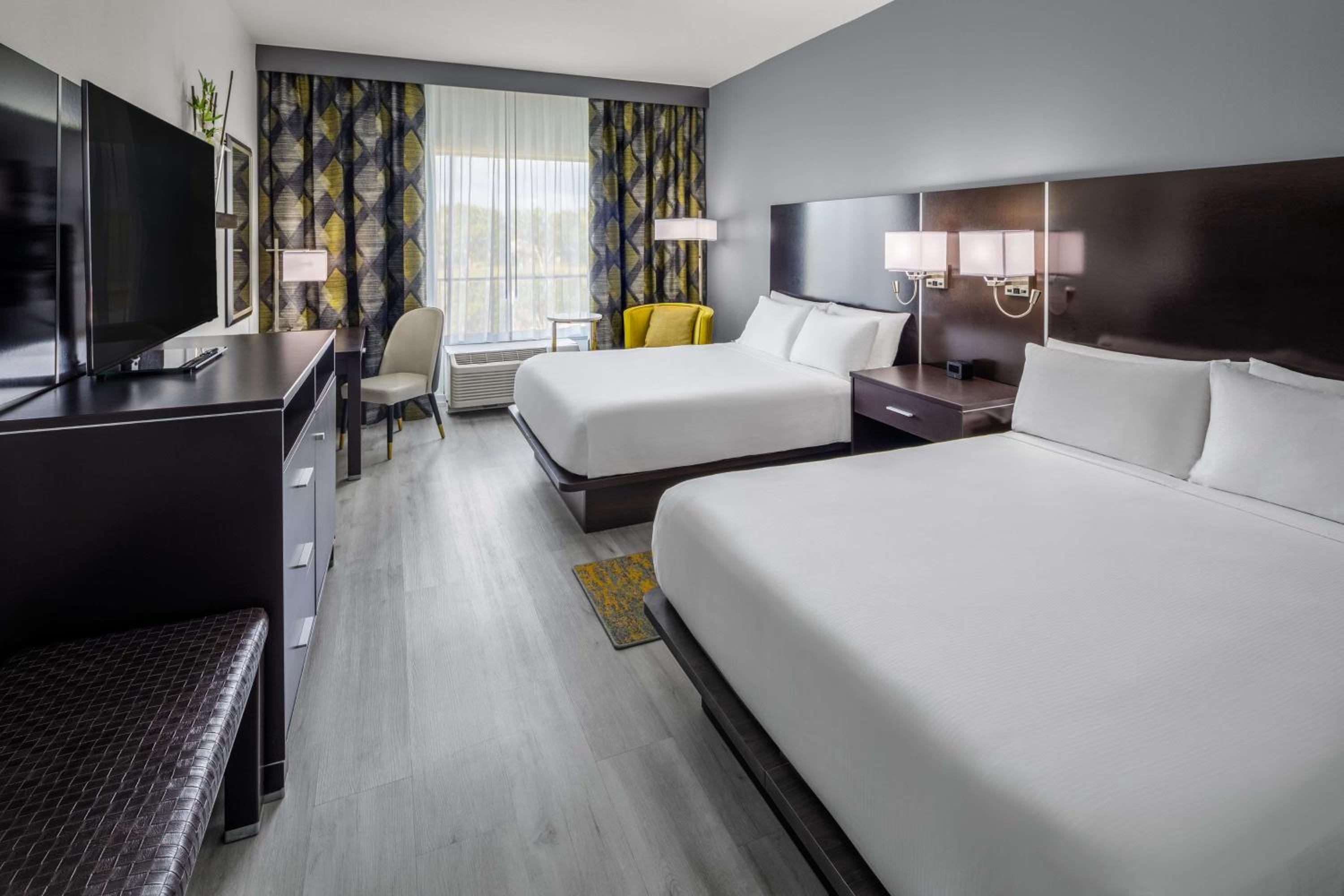 Queen Room with Two Queen Beds - Photo 2