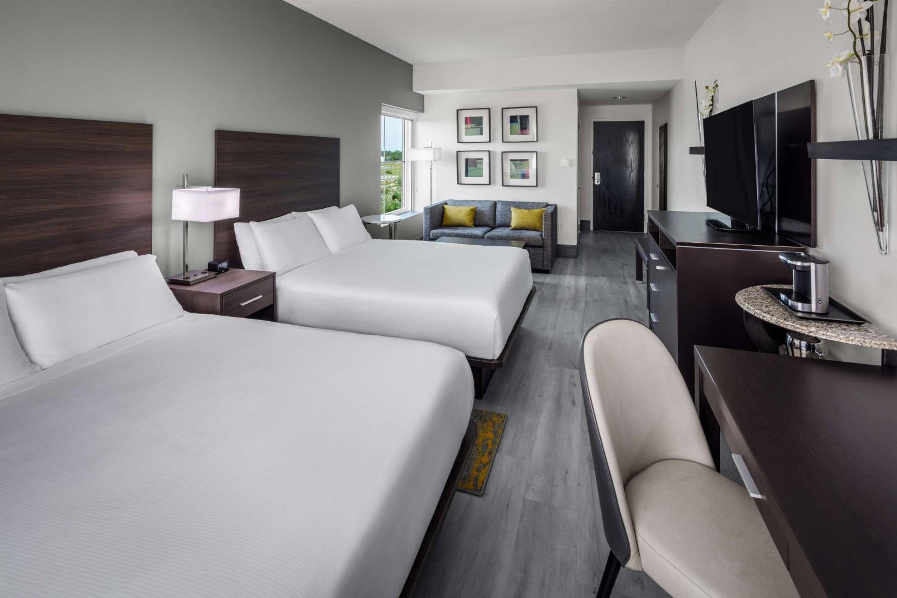 Queen Room with Two Queen Beds and Sofa Bed - Photo 4