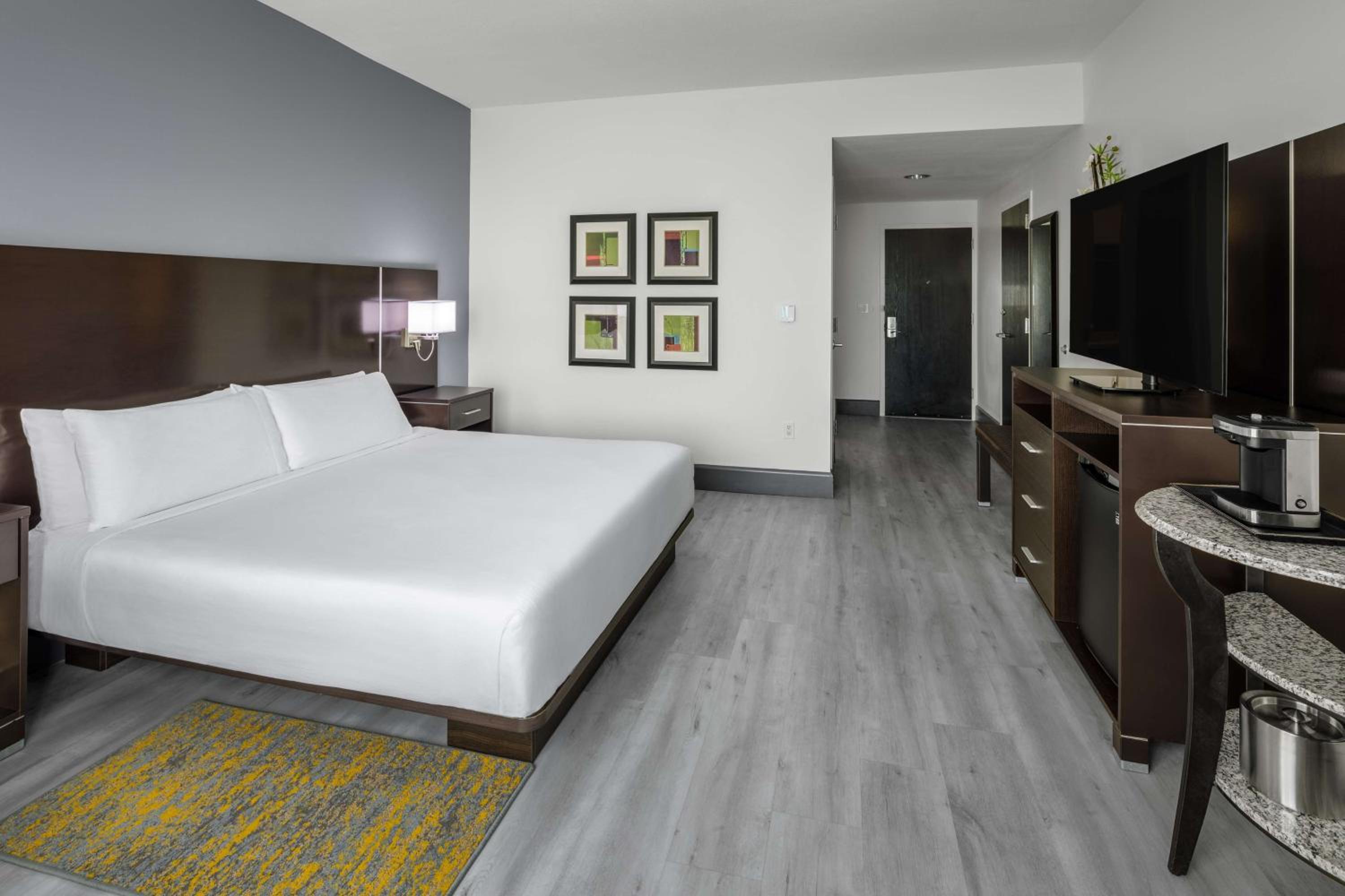 King Room with Accessible Tub - Mobility and Hearing Access - Photo 1