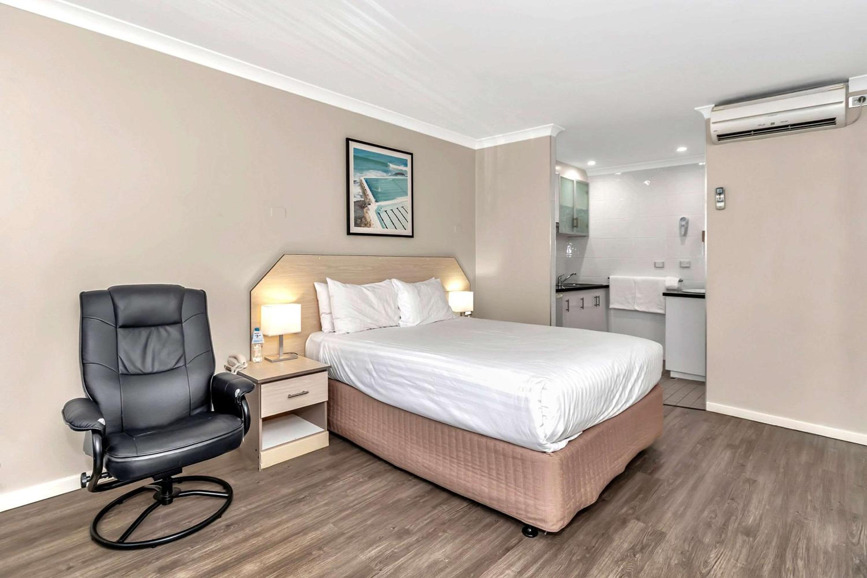 Deluxe Queen Room with Kitchenette photo 1