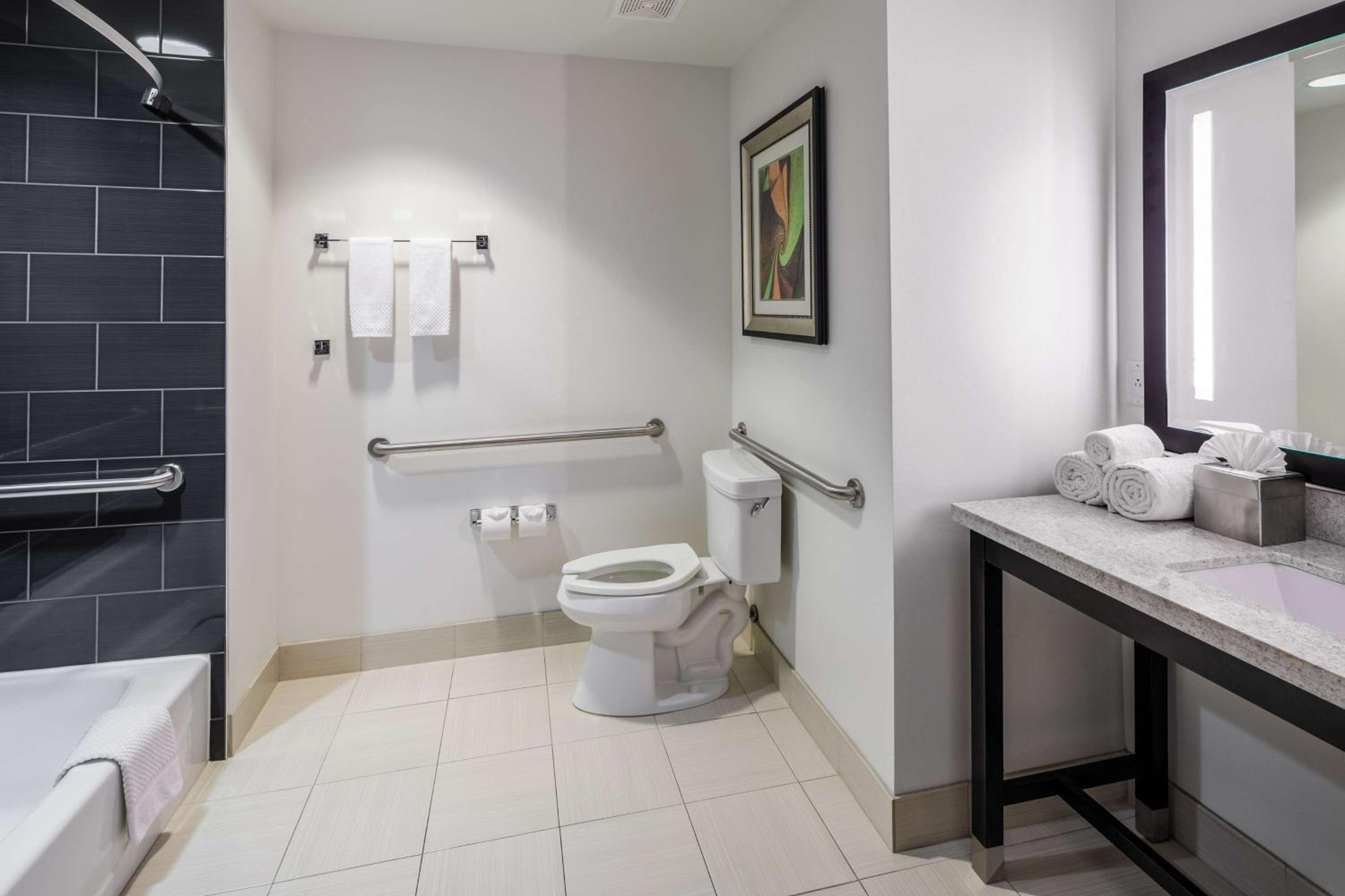 King Room with Accessible Tub - Mobility and Hearing Access - Photo 2