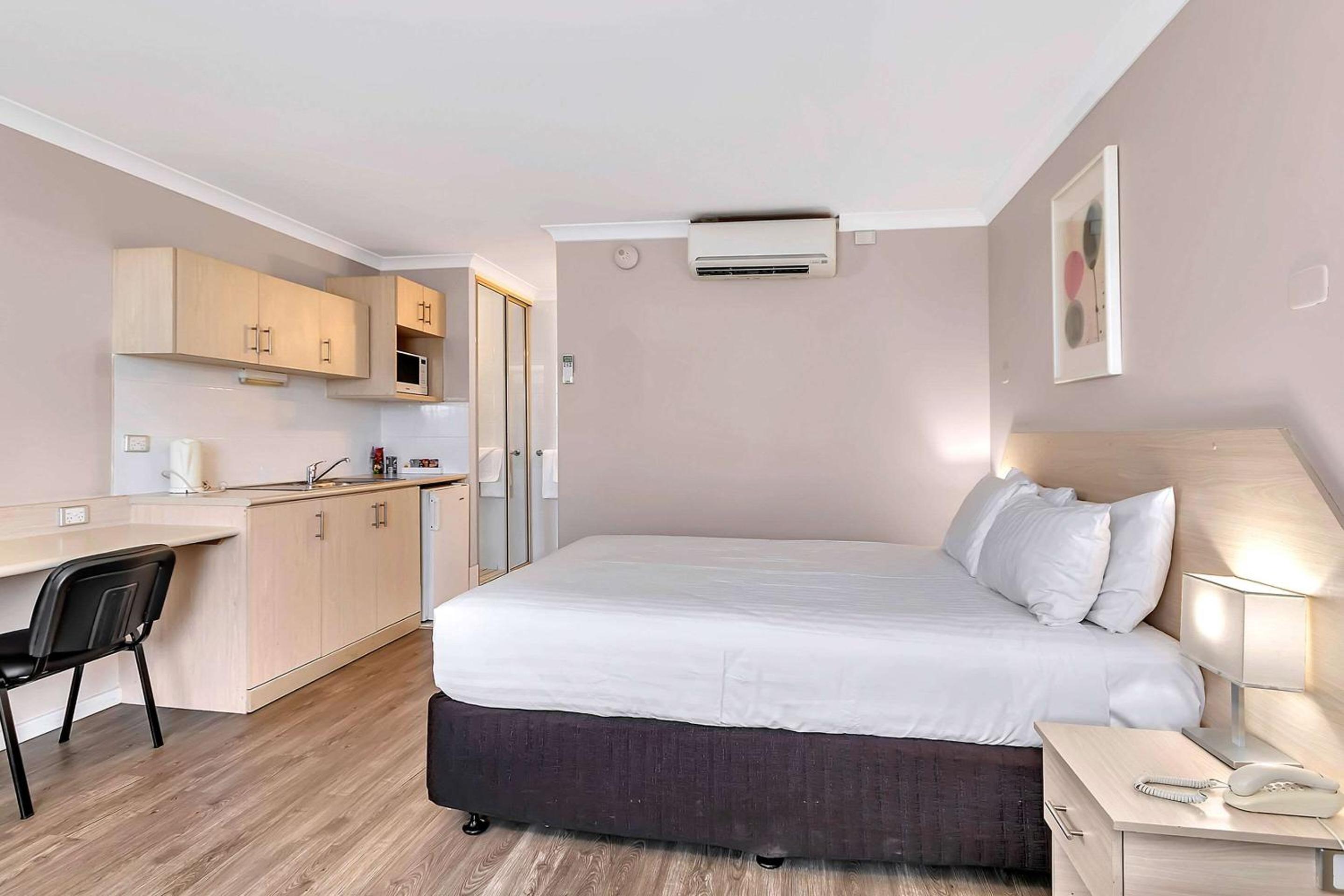 Queen Room with Kitchenette photo 1