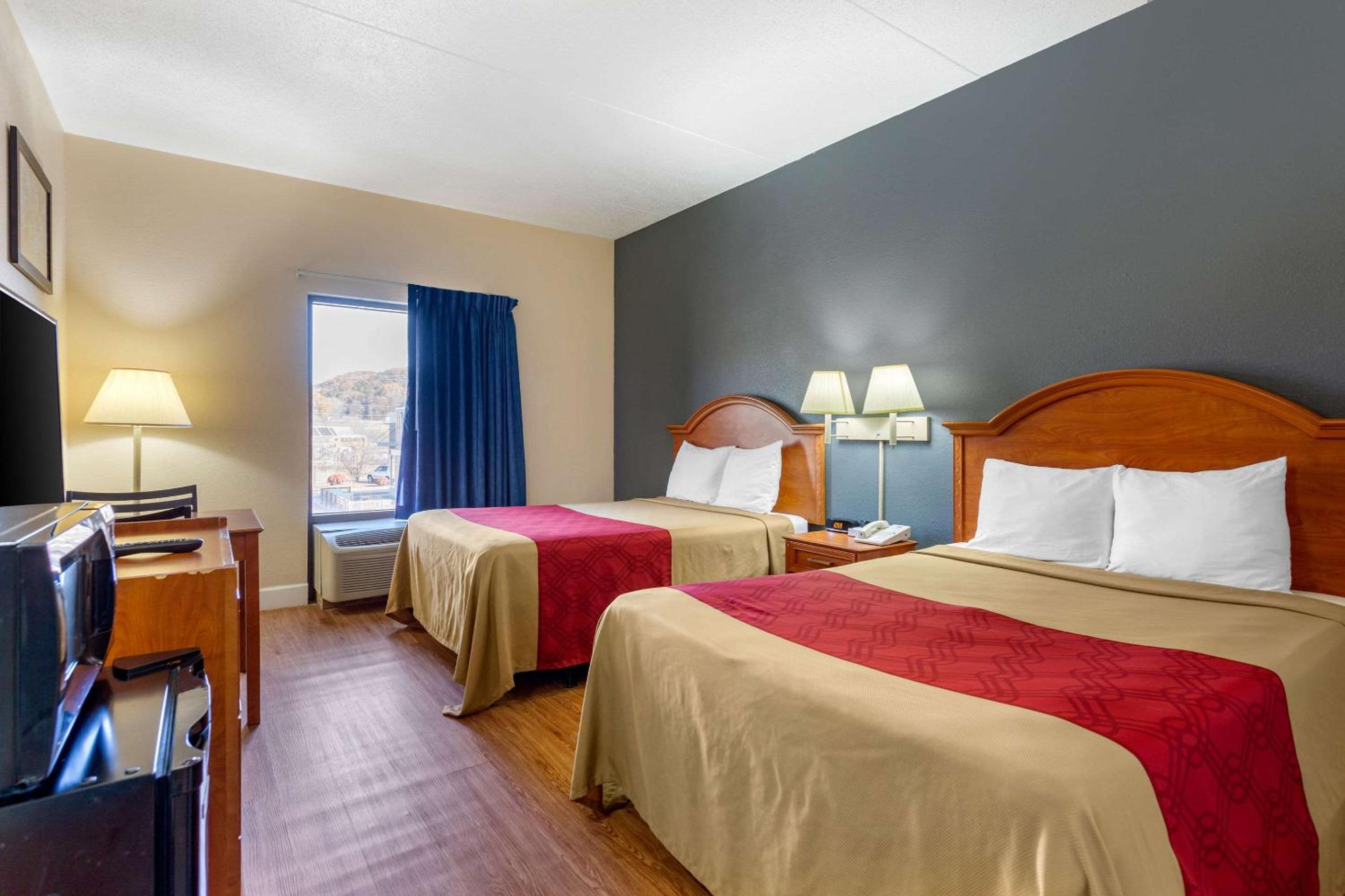 Double Room with Two Double Beds - Non-Smoking - Photo 1