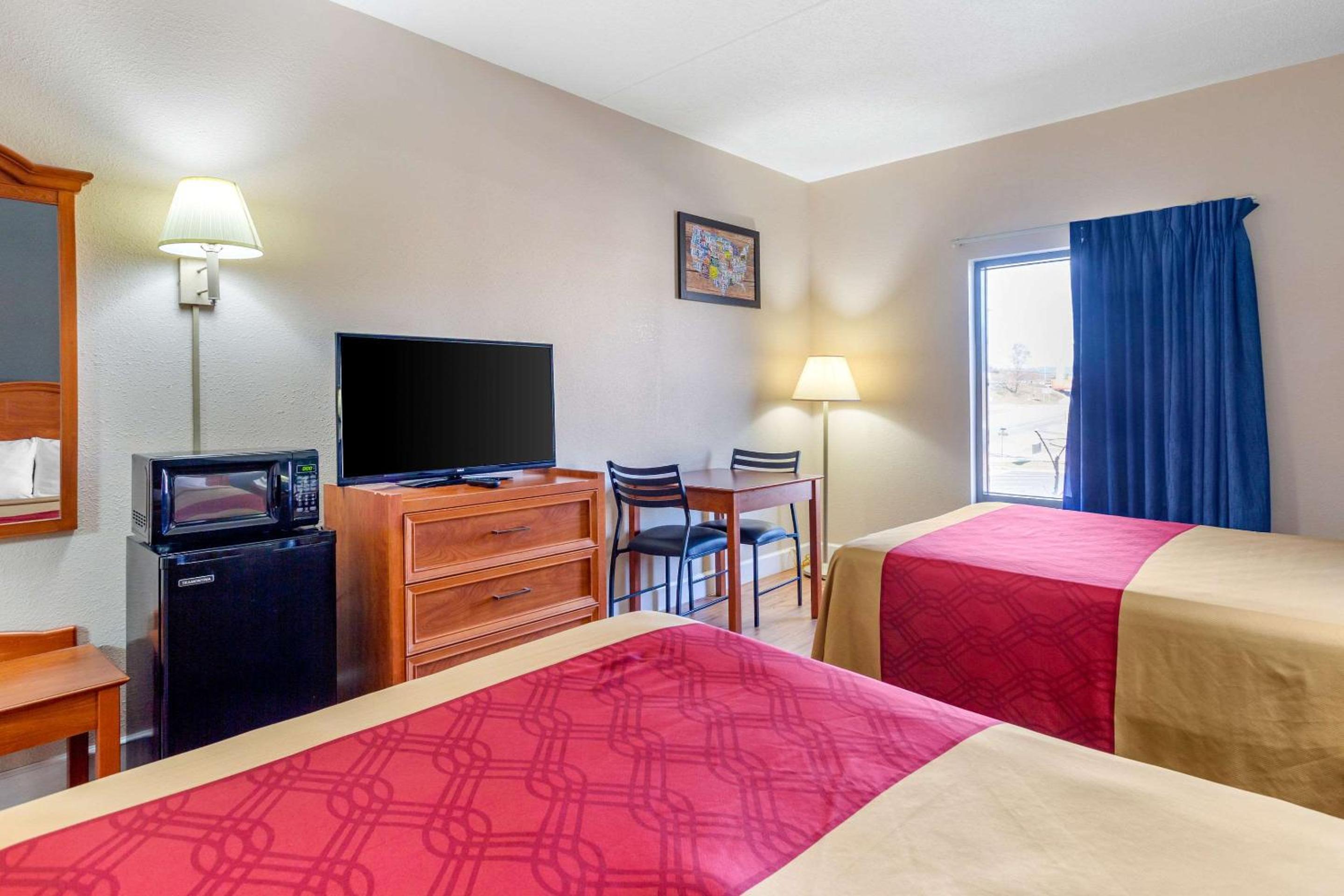 Double Room with Two Double Beds - Non-Smoking - Photo 2