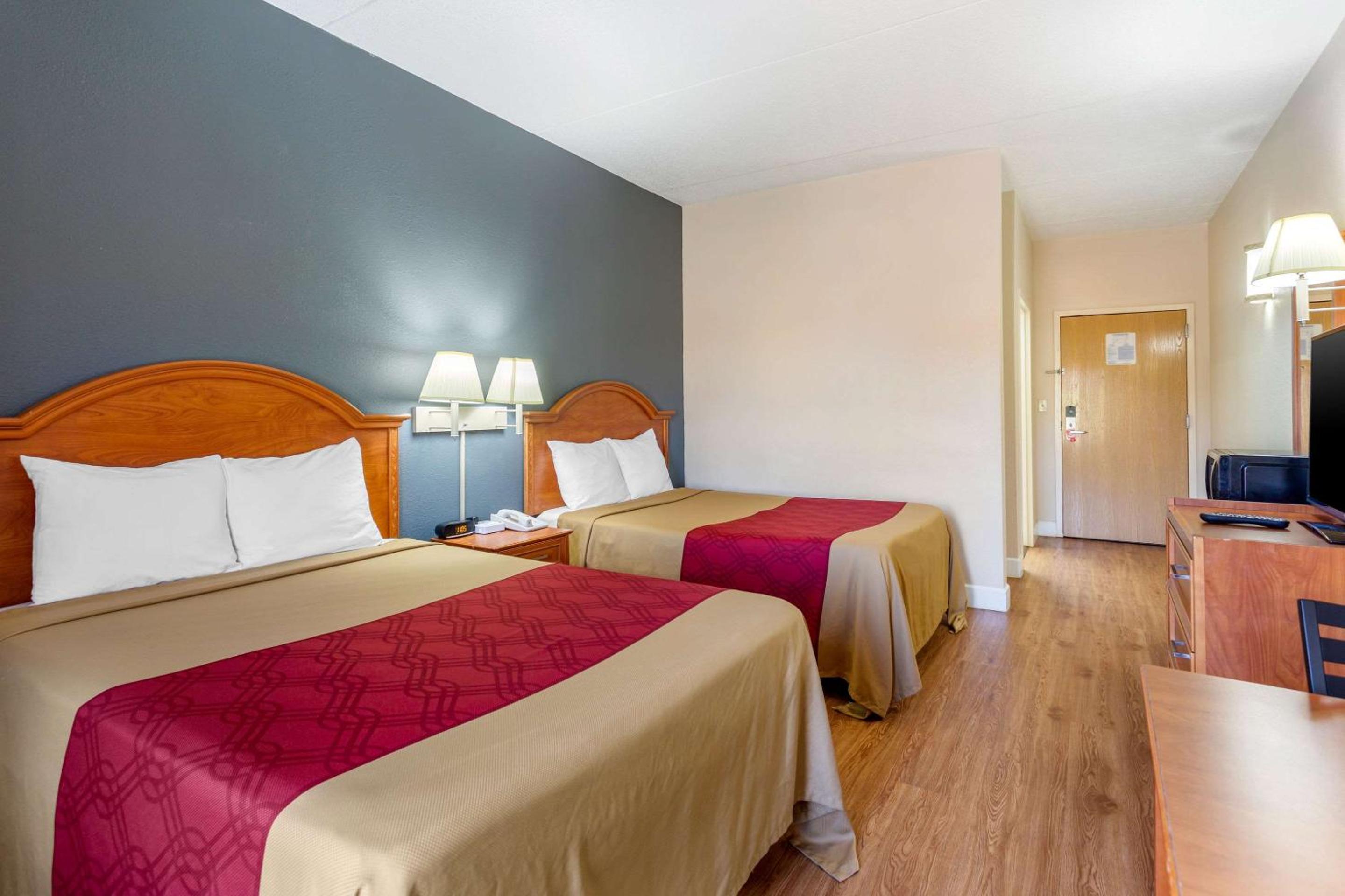 Double Room with Two Double Beds - Non-Smoking - Photo 4