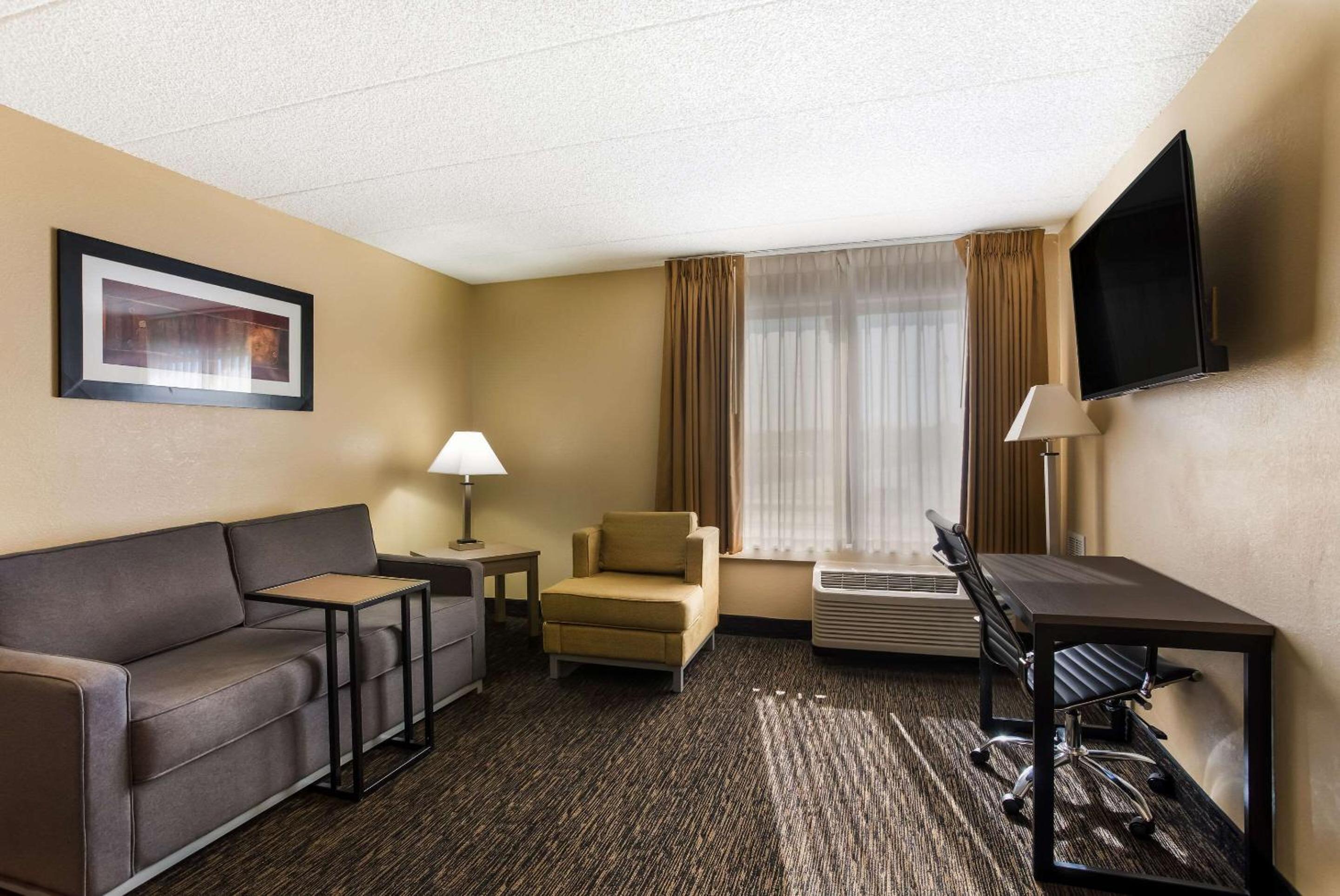 Suite with Two Double Beds and Sofa Bed - Non-Smoking photo 1