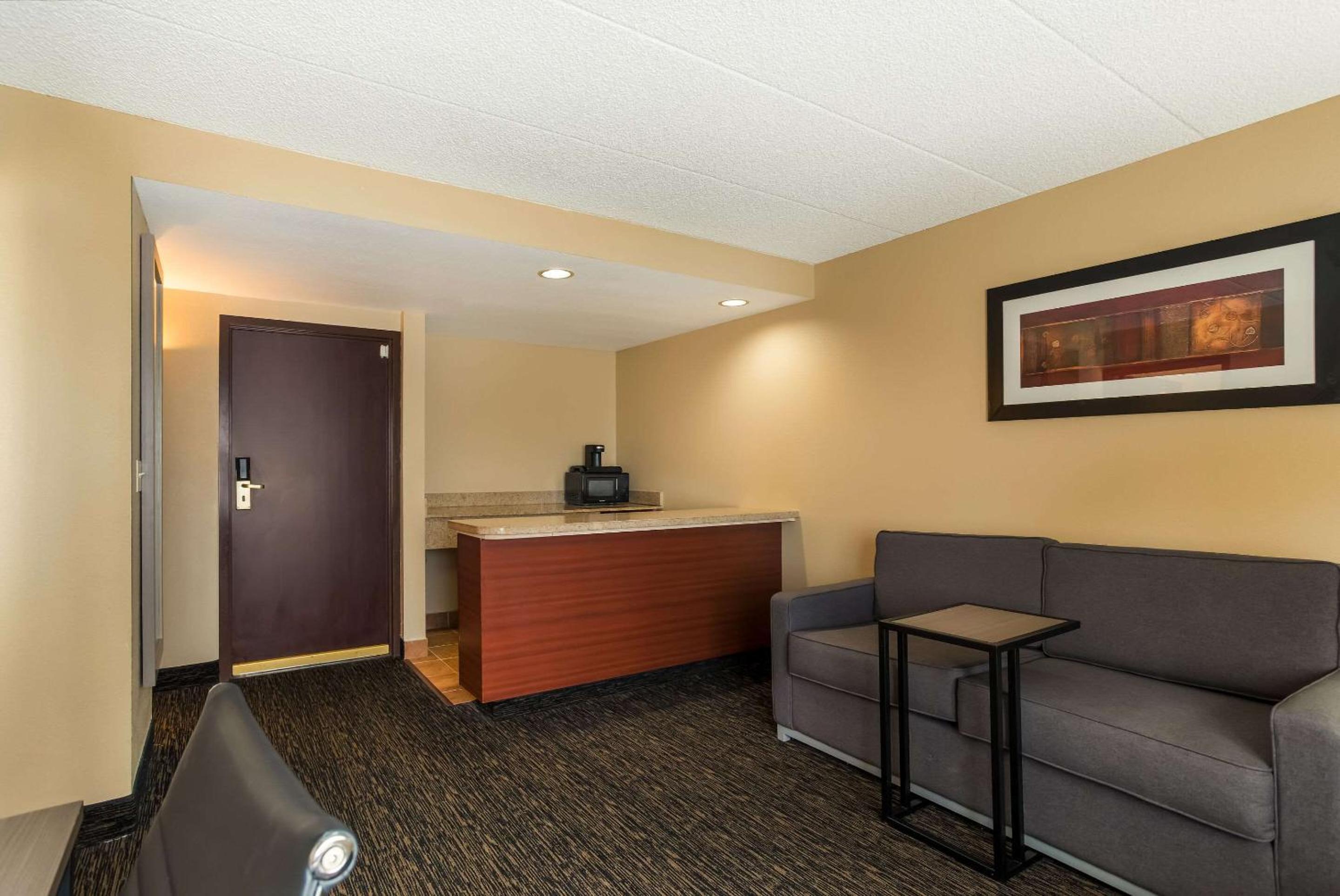 Suite with Two Double Beds and Sofa Bed - Non-Smoking photo 2