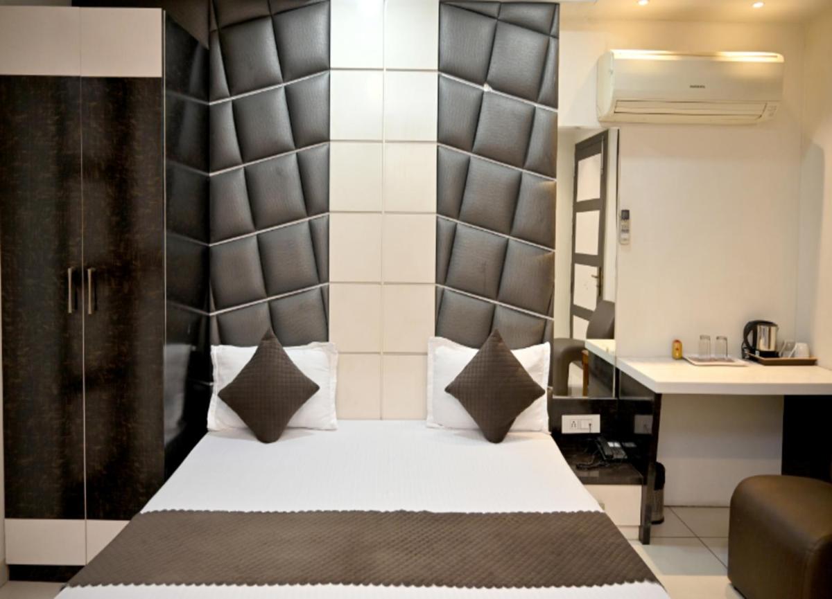 Deluxe Double Room with Balcony photo 2