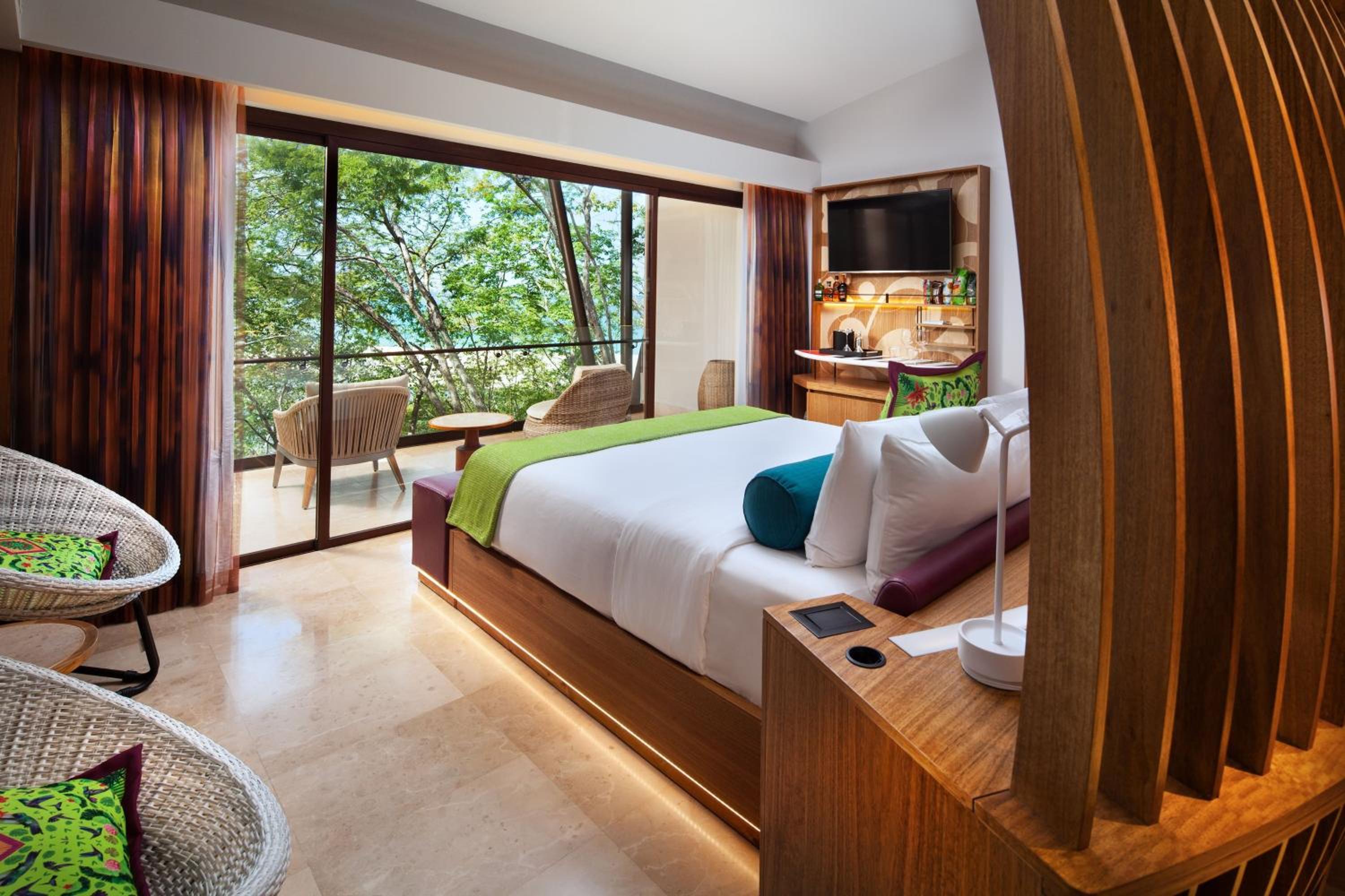 Superior King Room with Balcony and Forest View