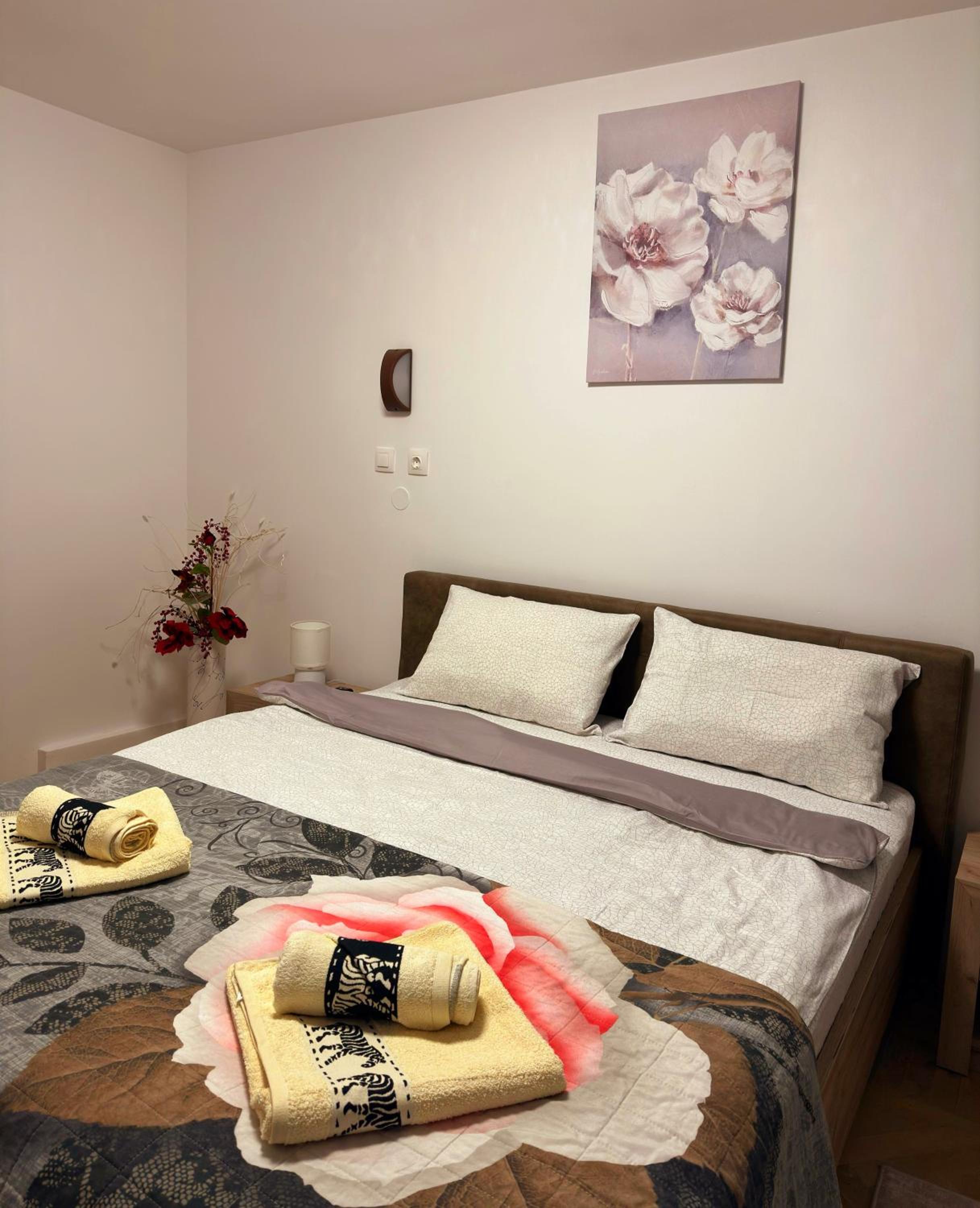 One-Bedroom Apartment - Photo 2