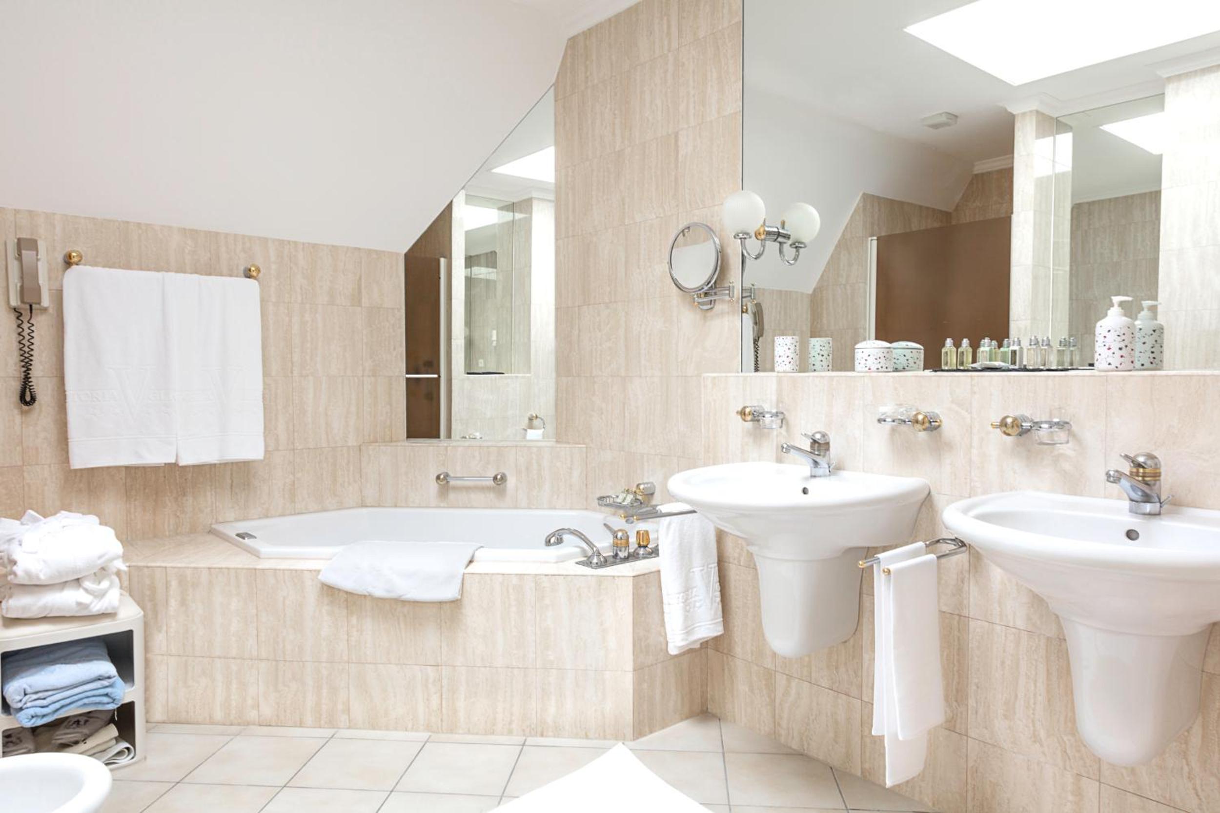 Junior Suite with Lake View - Photo 2