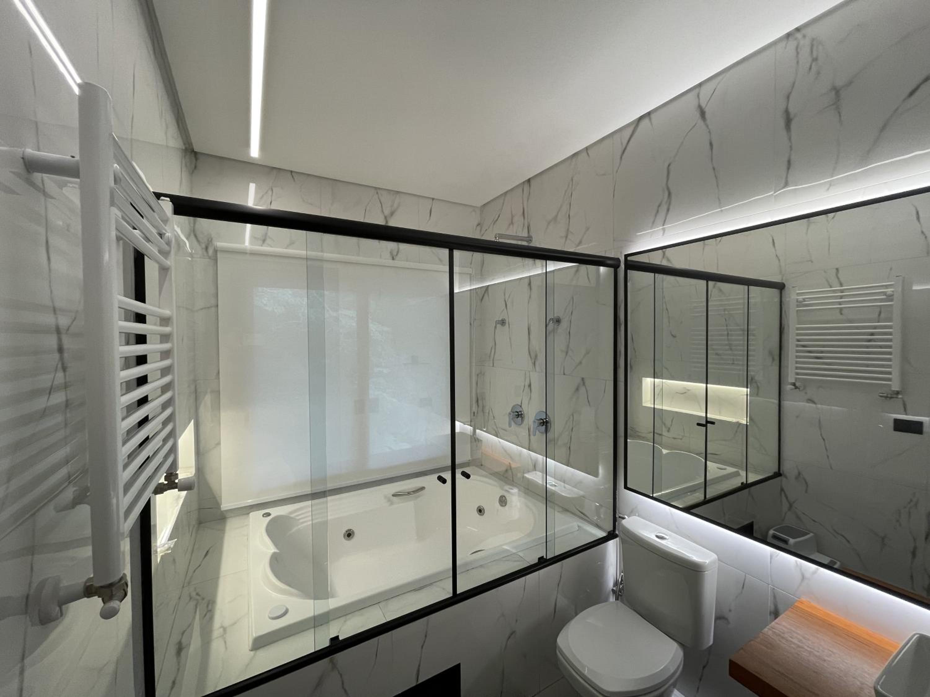 Suite with Hot Tub photo 2