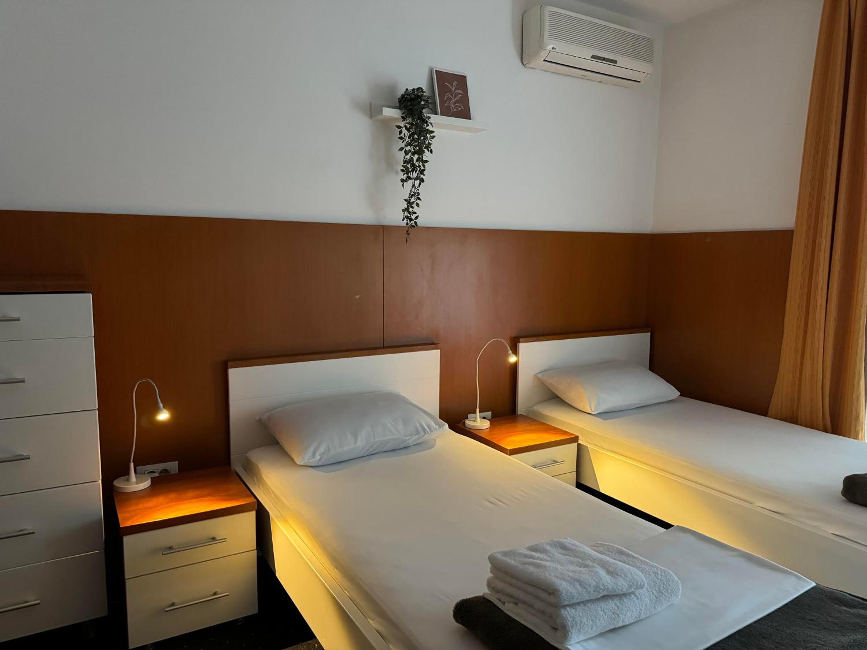 Standard Twin Room - Photo 1