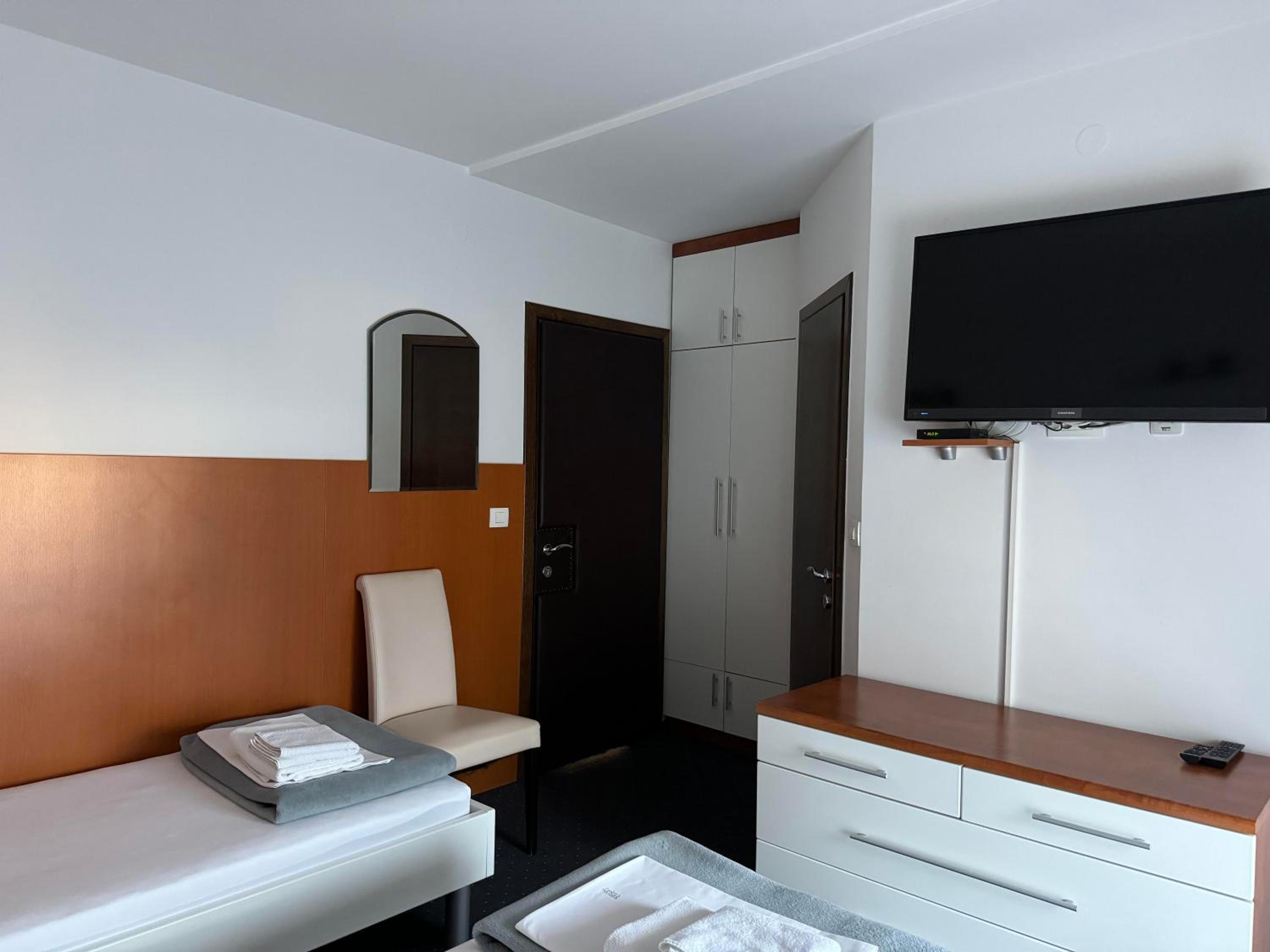 Standard Twin Room - Photo 4