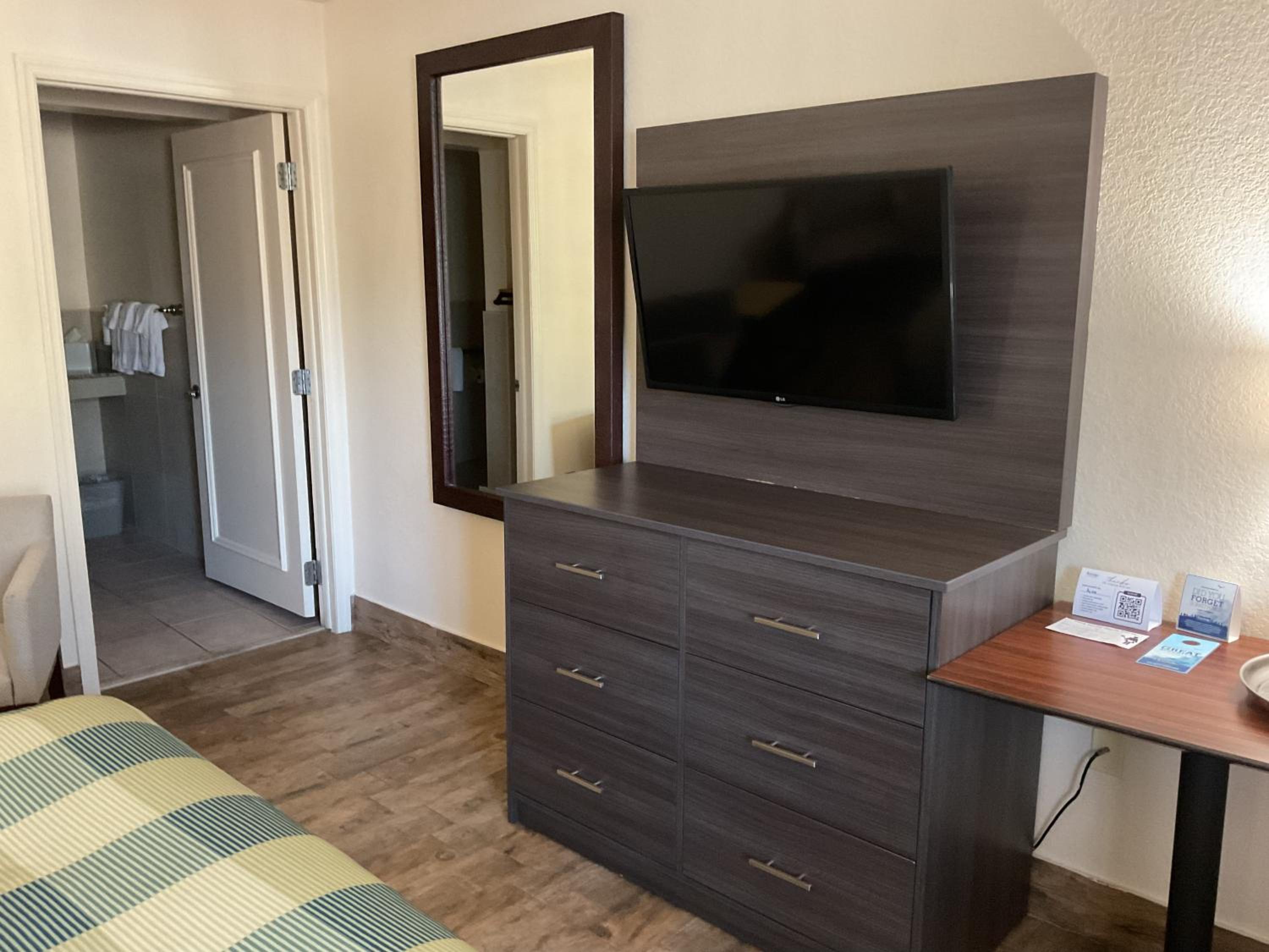 Deluxe Queen Room with Mobility Access - Ground Floor/Non-Smoking - Photo 14