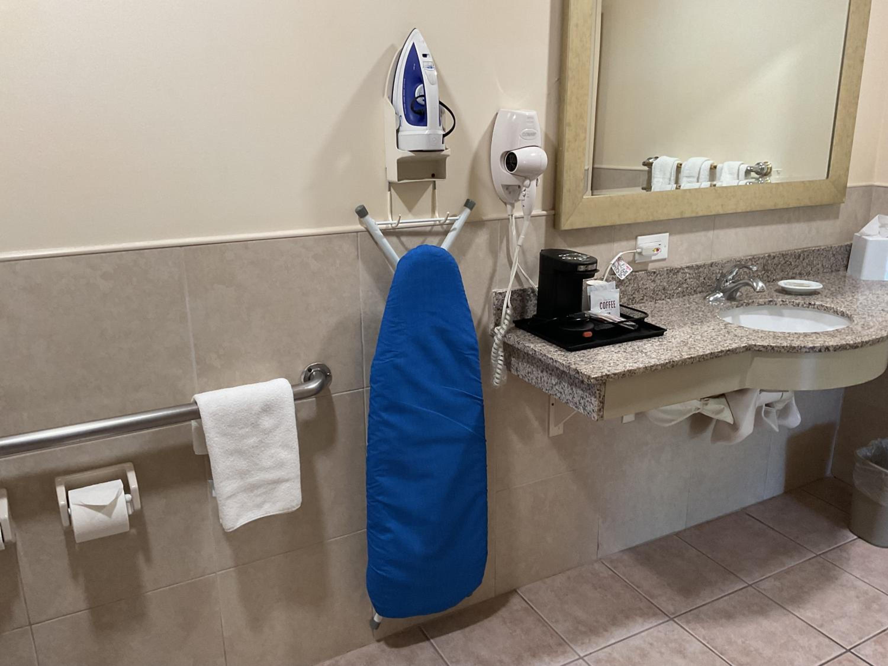 Deluxe Queen Room with Mobility Access - Ground Floor/Non-Smoking - Photo 4