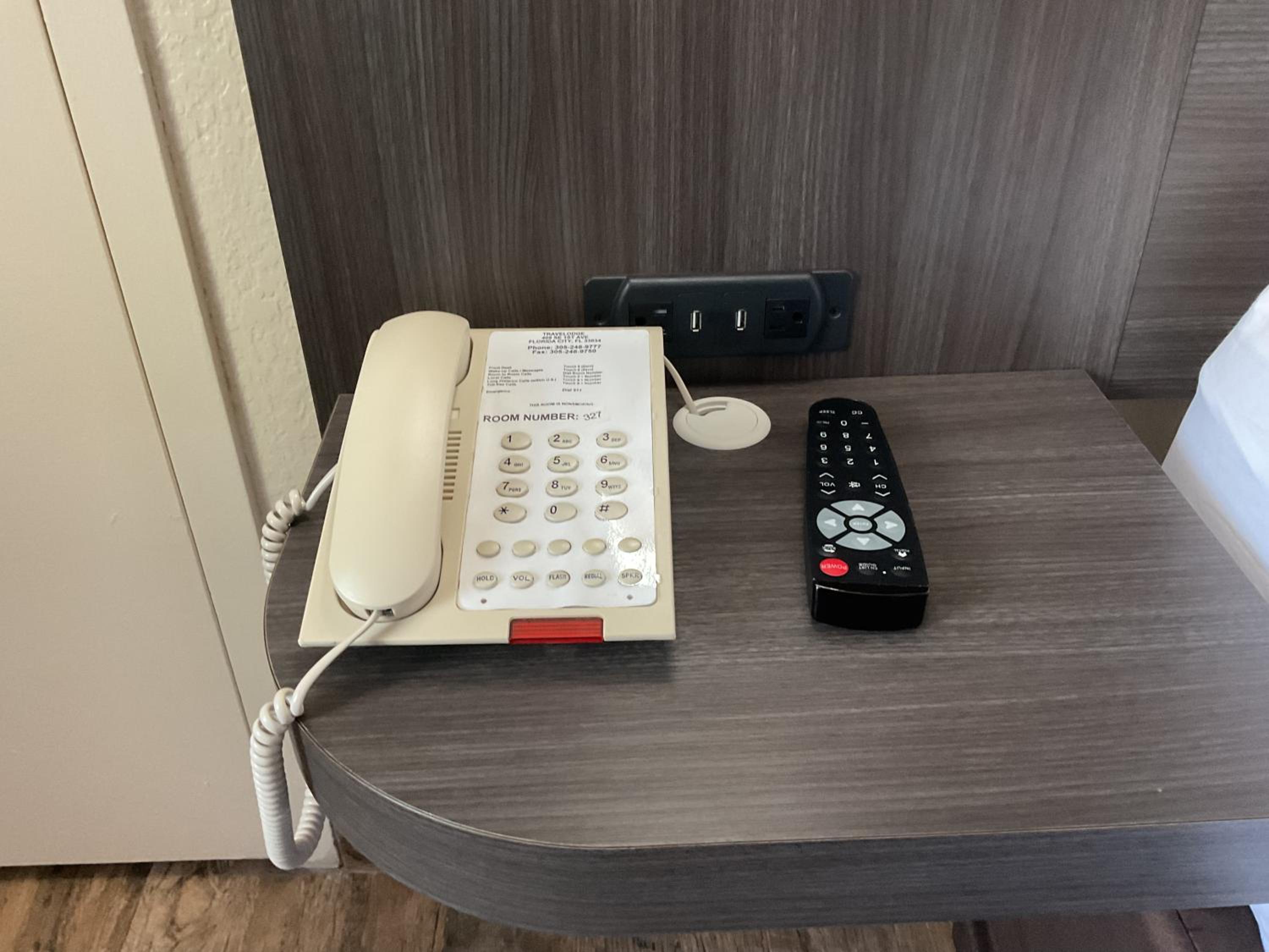 Deluxe Queen Room with Mobility Access - Ground Floor/Non-Smoking - Photo 10