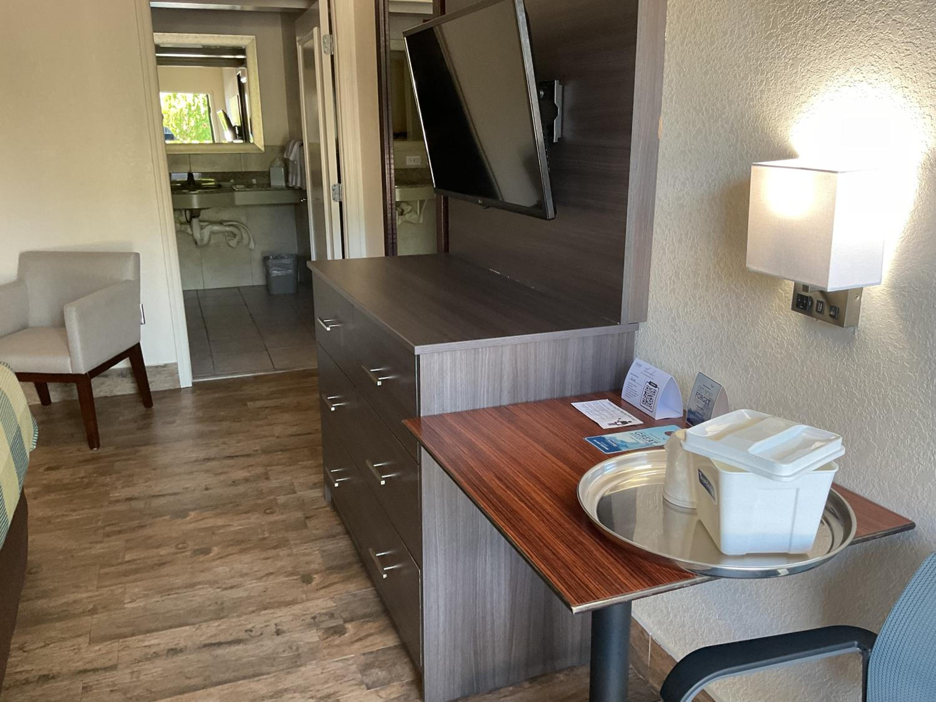 Deluxe Queen Room with Mobility Access - Ground Floor/Non-Smoking - Photo 3