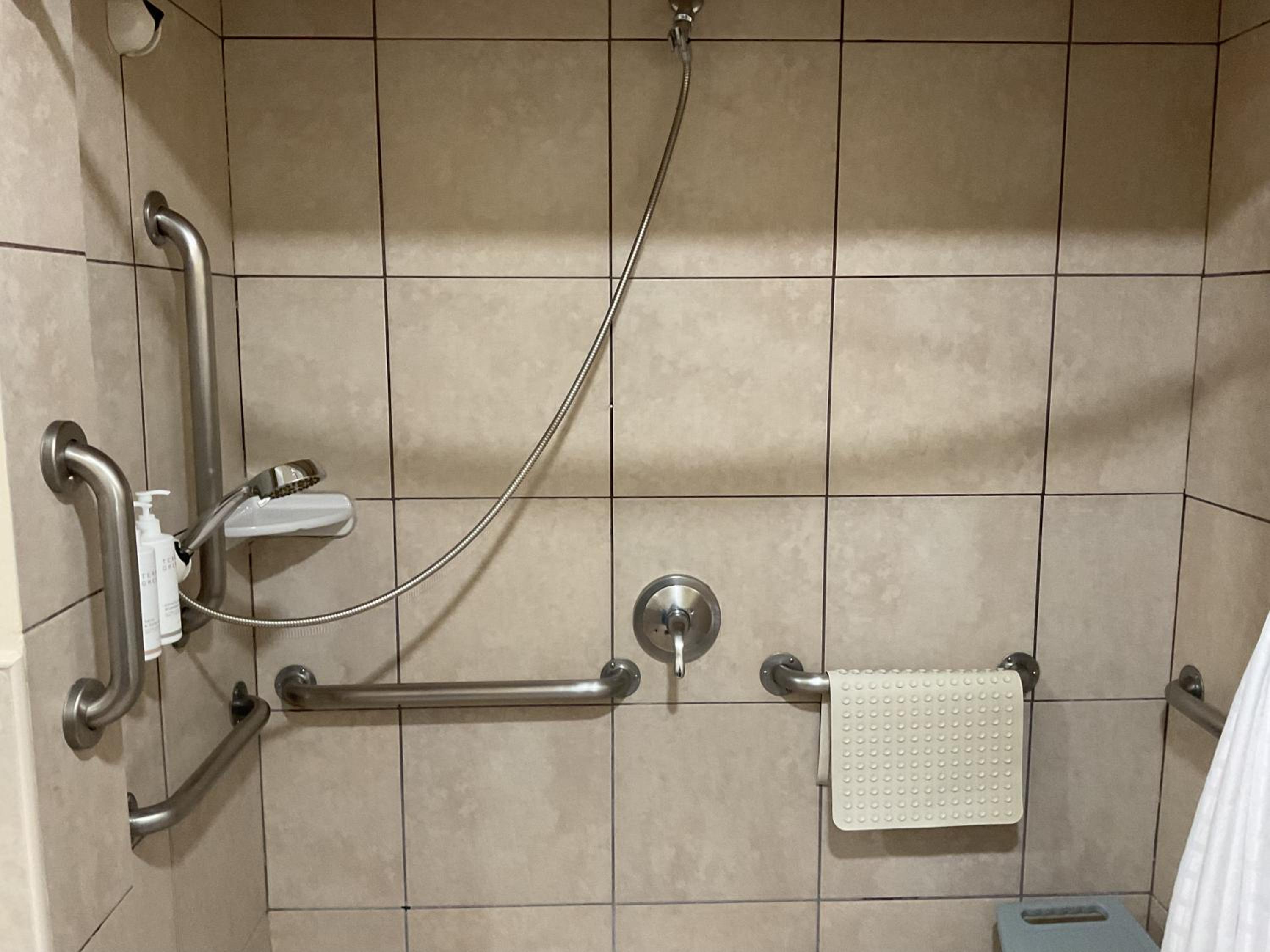 Deluxe Queen Room with Mobility Access - Ground Floor/Non-Smoking - Photo 12