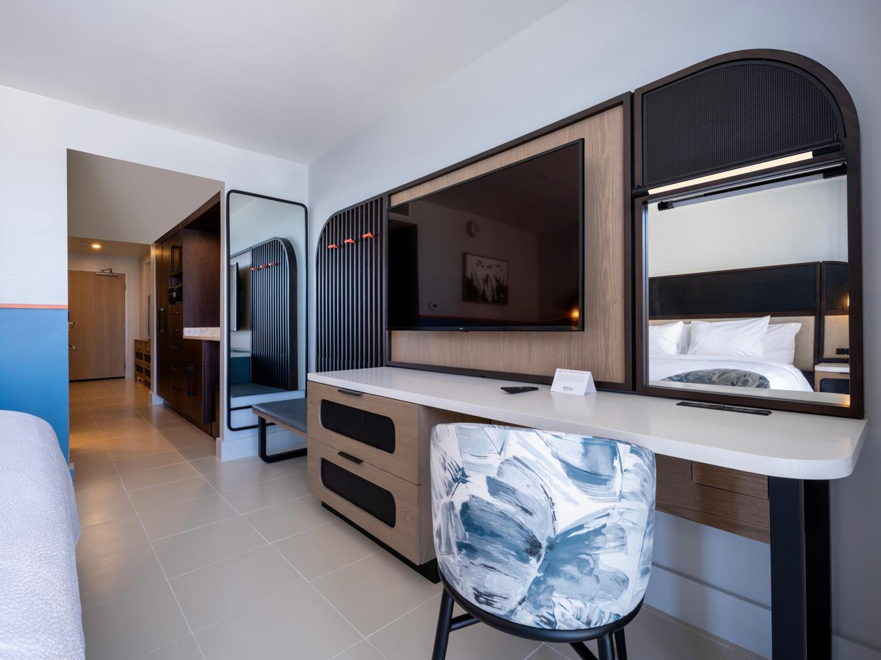 King Suite with Sofa Bed and Balcony - Photo 3