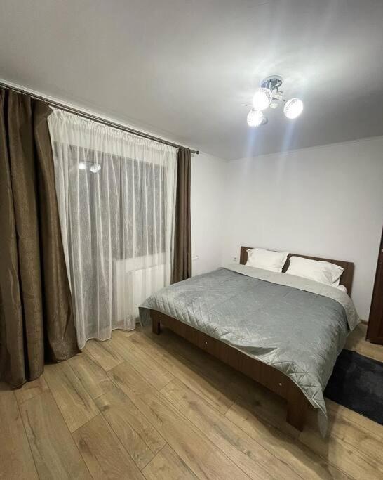 Six-Bedroom House photo 1