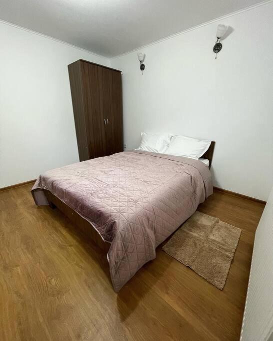Six-Bedroom House photo 3