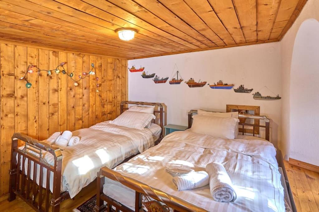 Three-Bedroom House photo 2