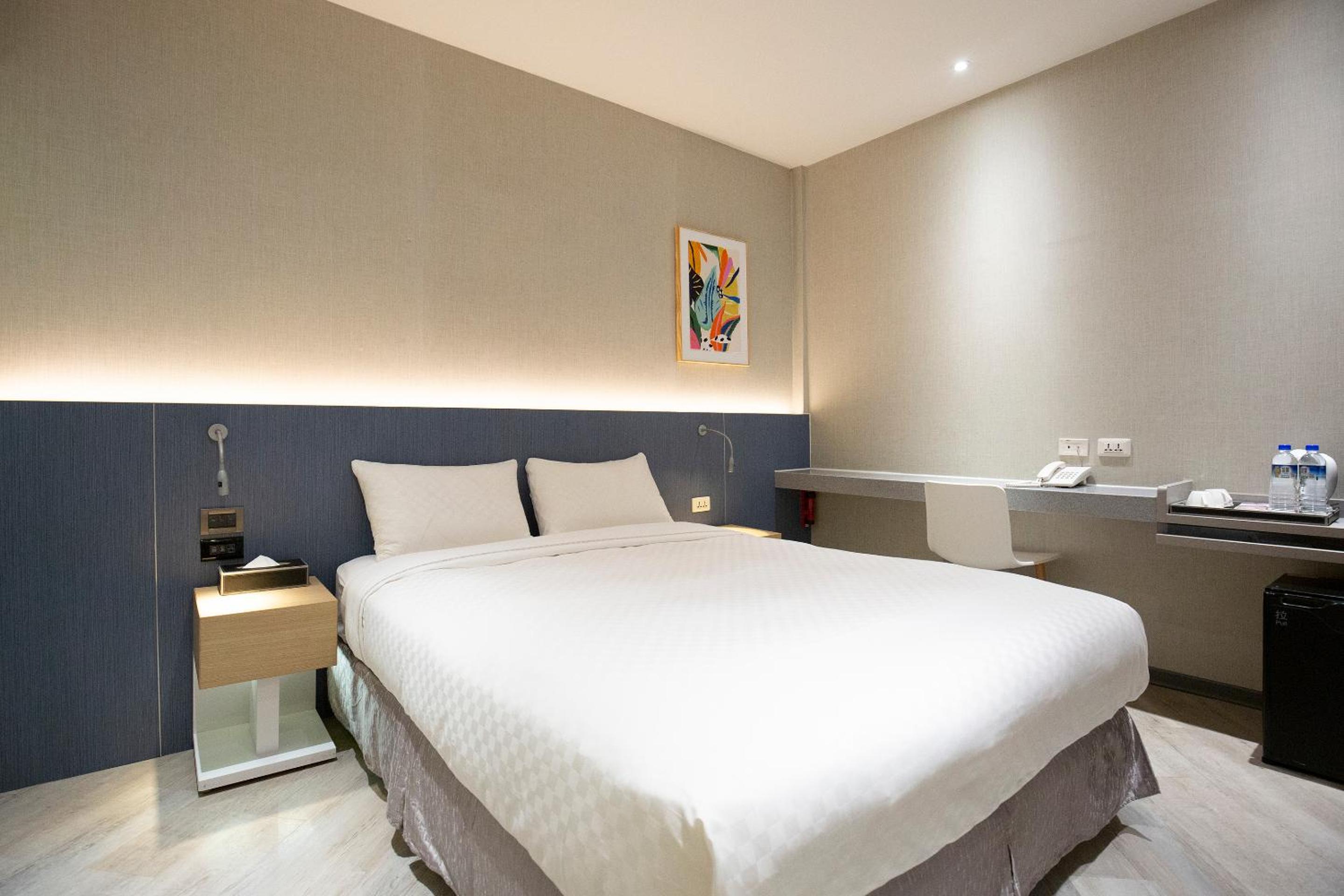Standard Double Room - No window photo 2