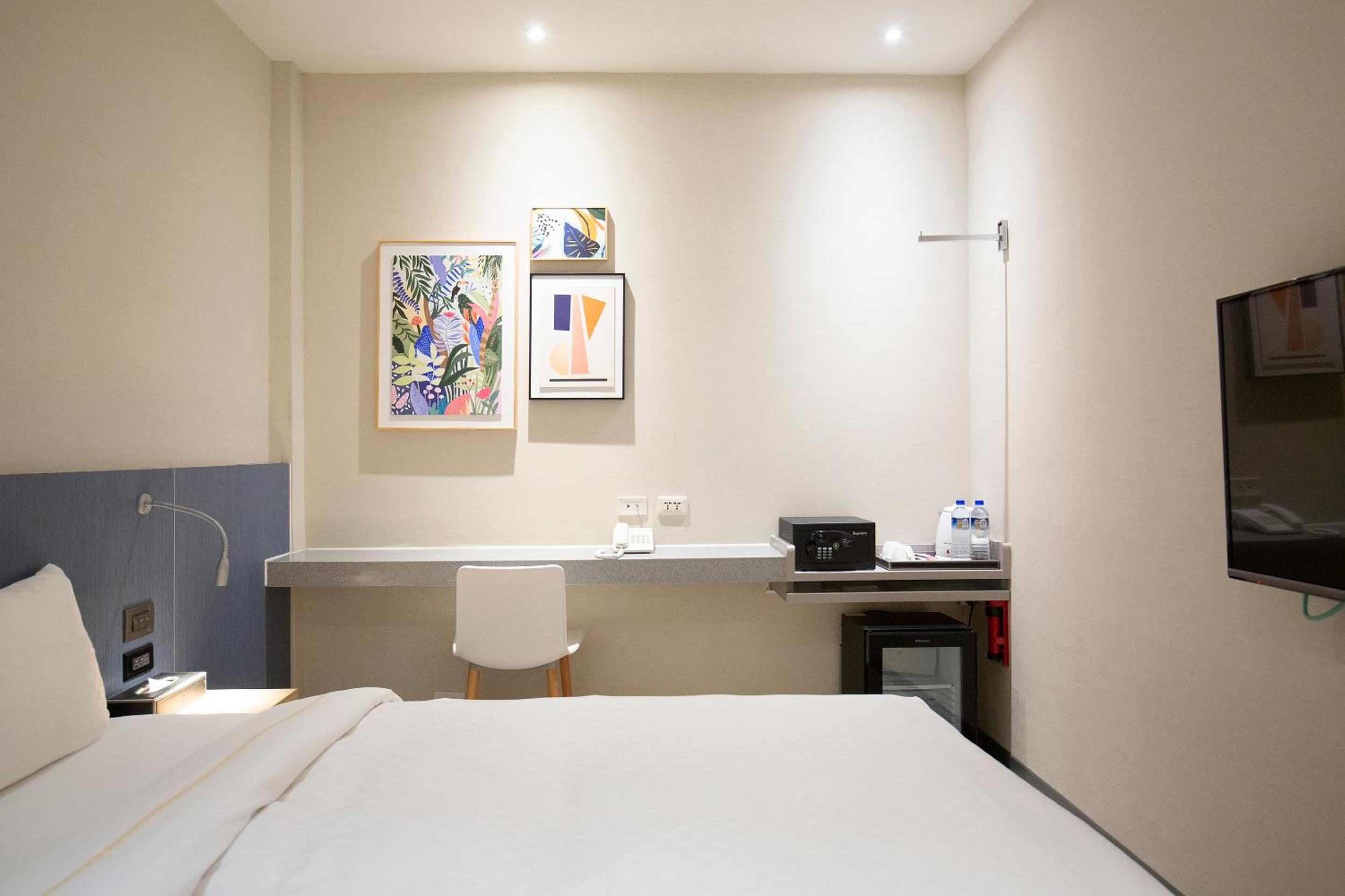 Standard Double Room - No window photo 3