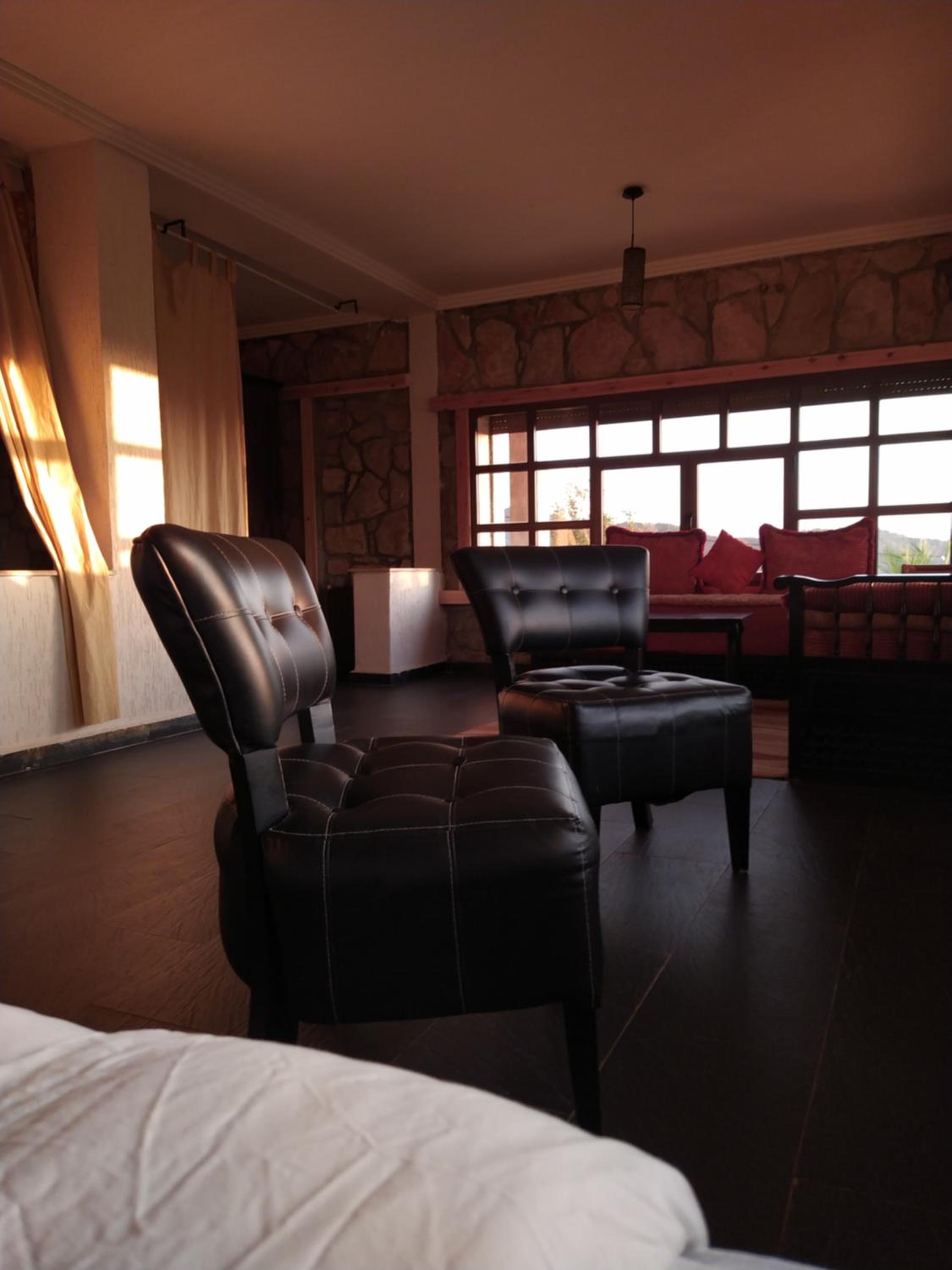 Family Room with Mountain View - Photo 4