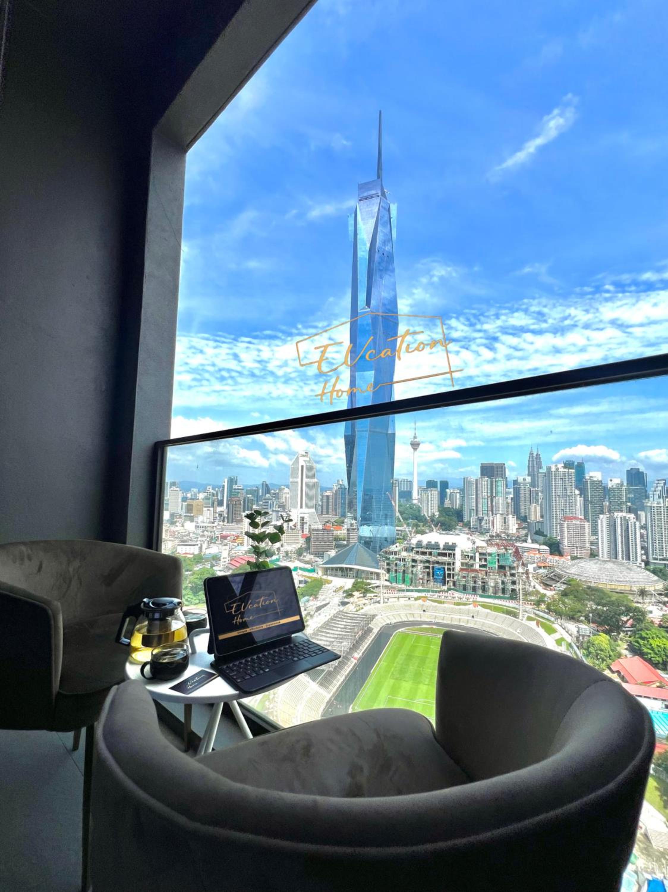 Signature 3 Bedroom Apartment with Balcony Iconic Tower View (High Floor)