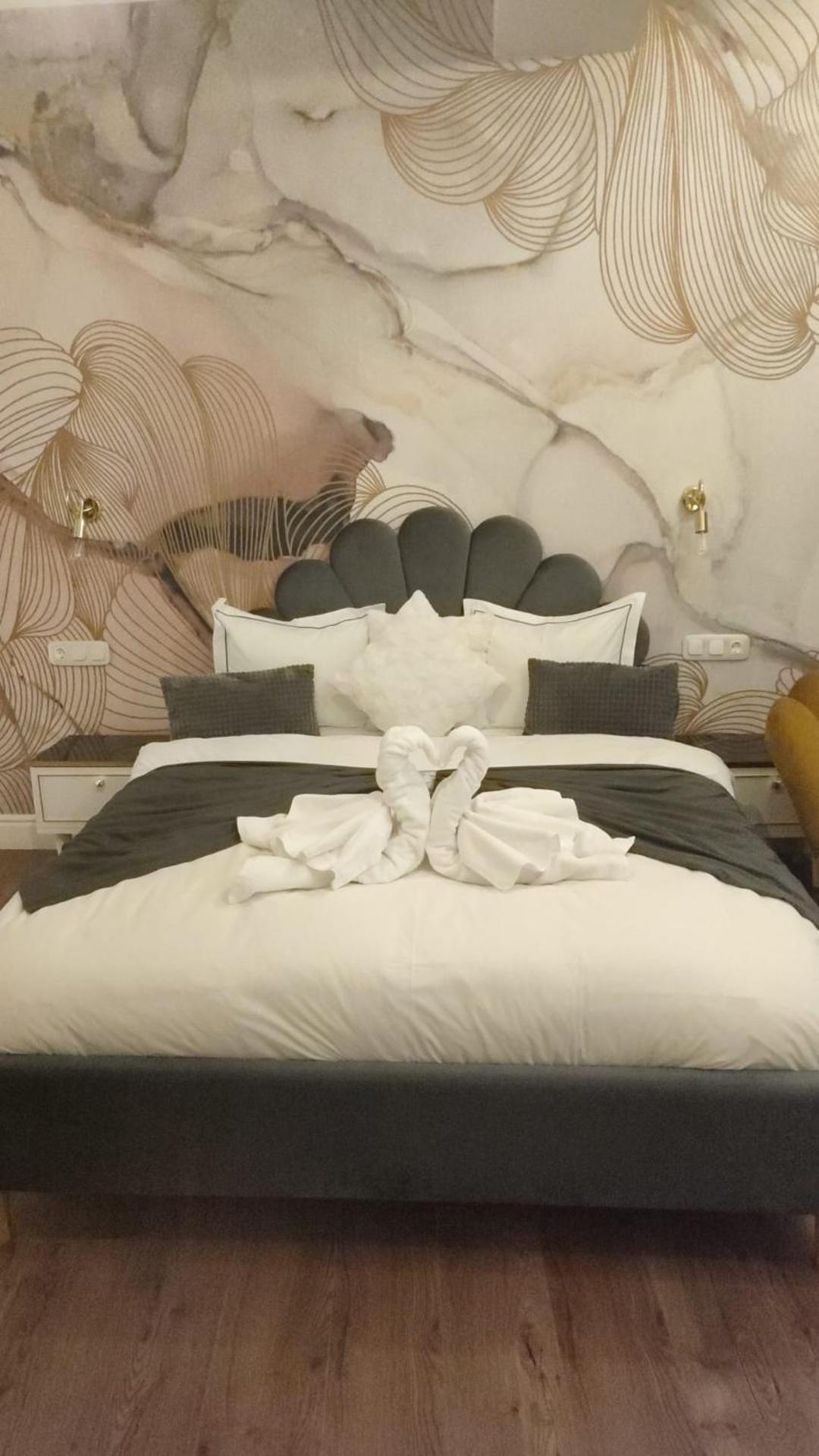 Deluxe Double or Twin Room - Photo 9