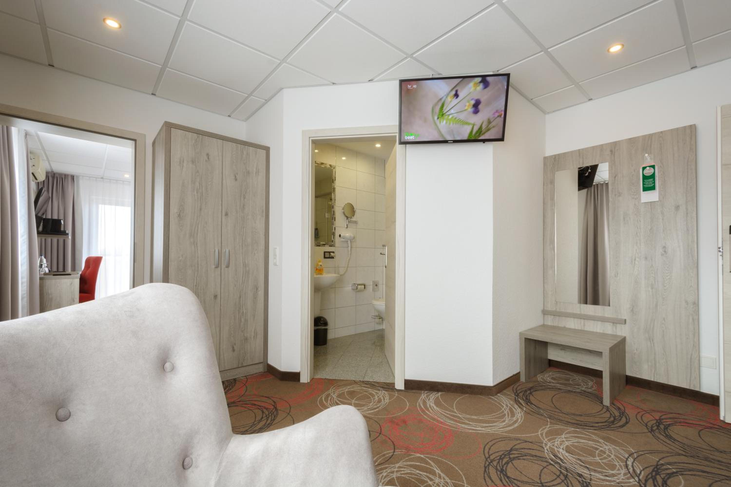 Suite - Photo 6