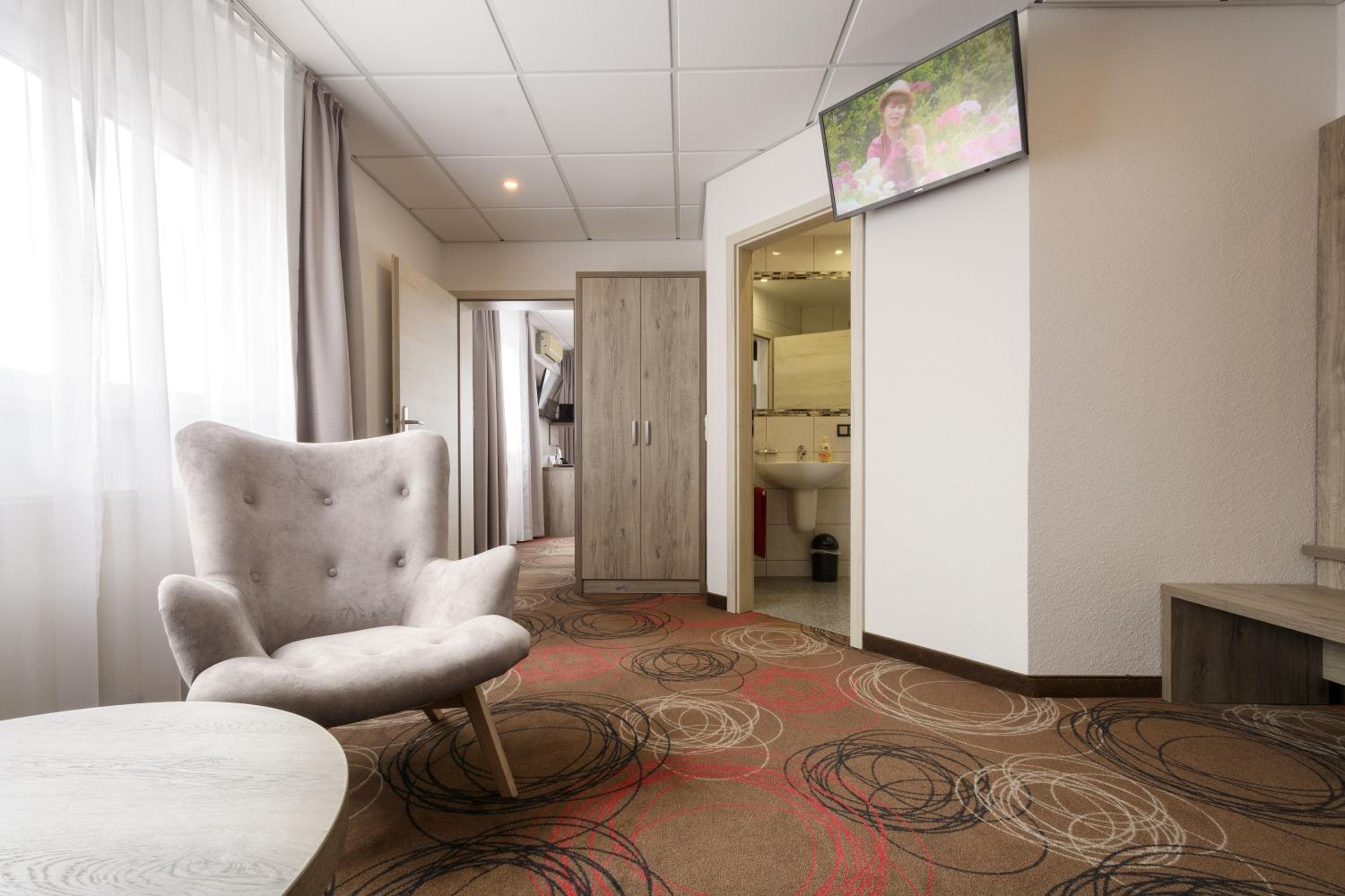 Suite - Photo 8