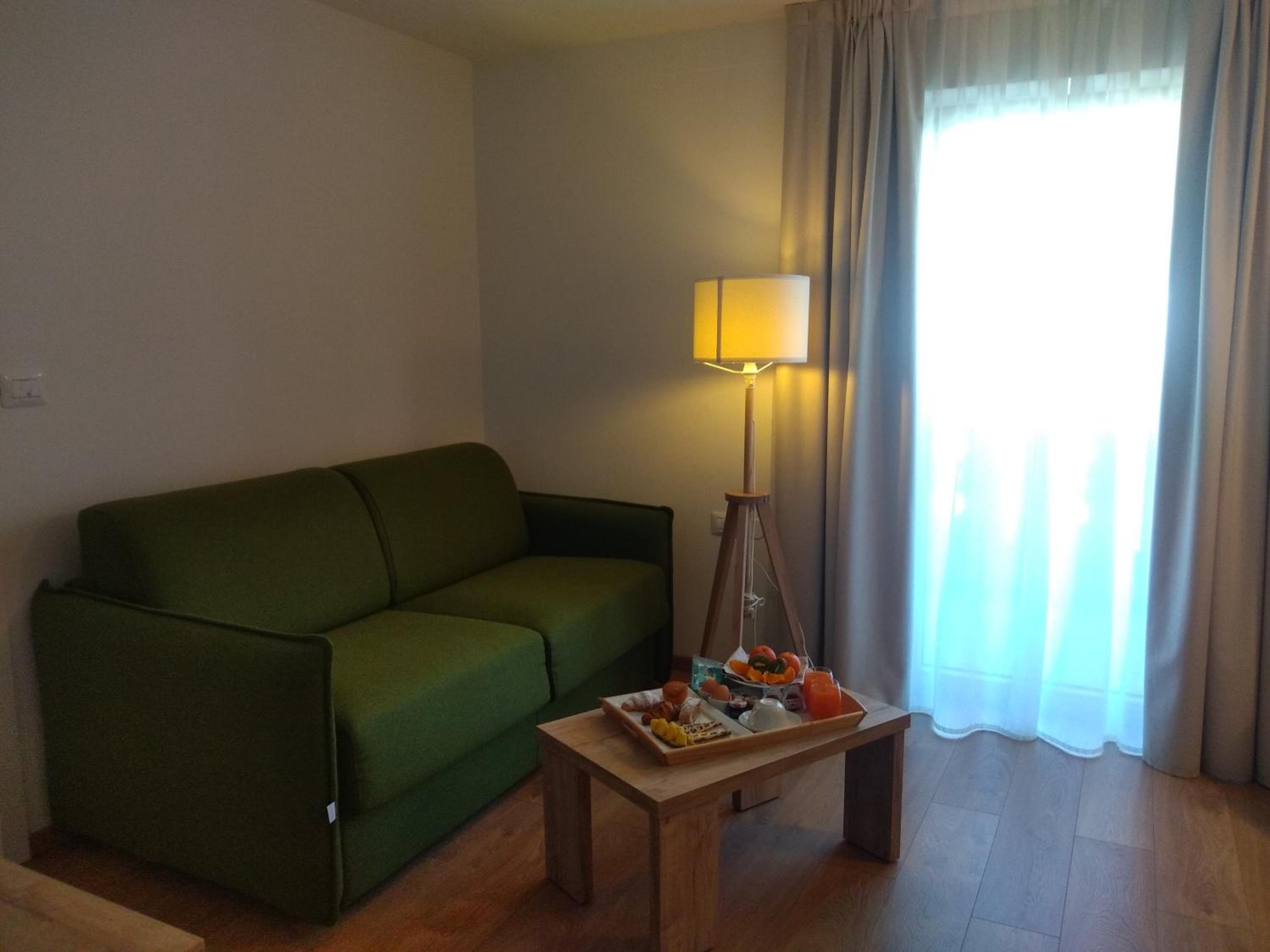 Deluxe Queen Suite with Spa Access - Photo 2