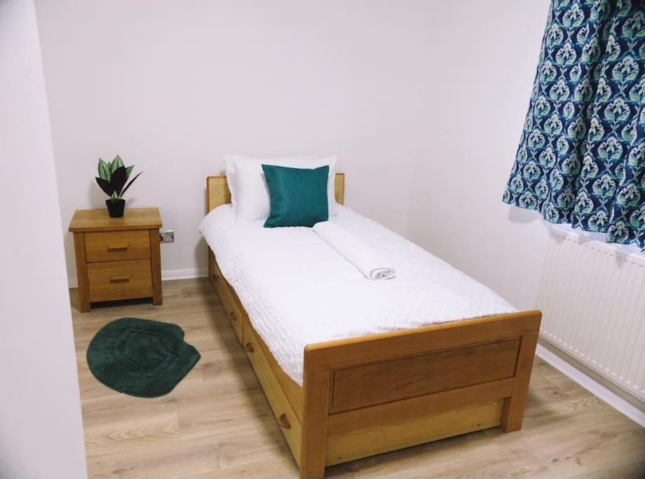 Five-Bedroom House photo 1