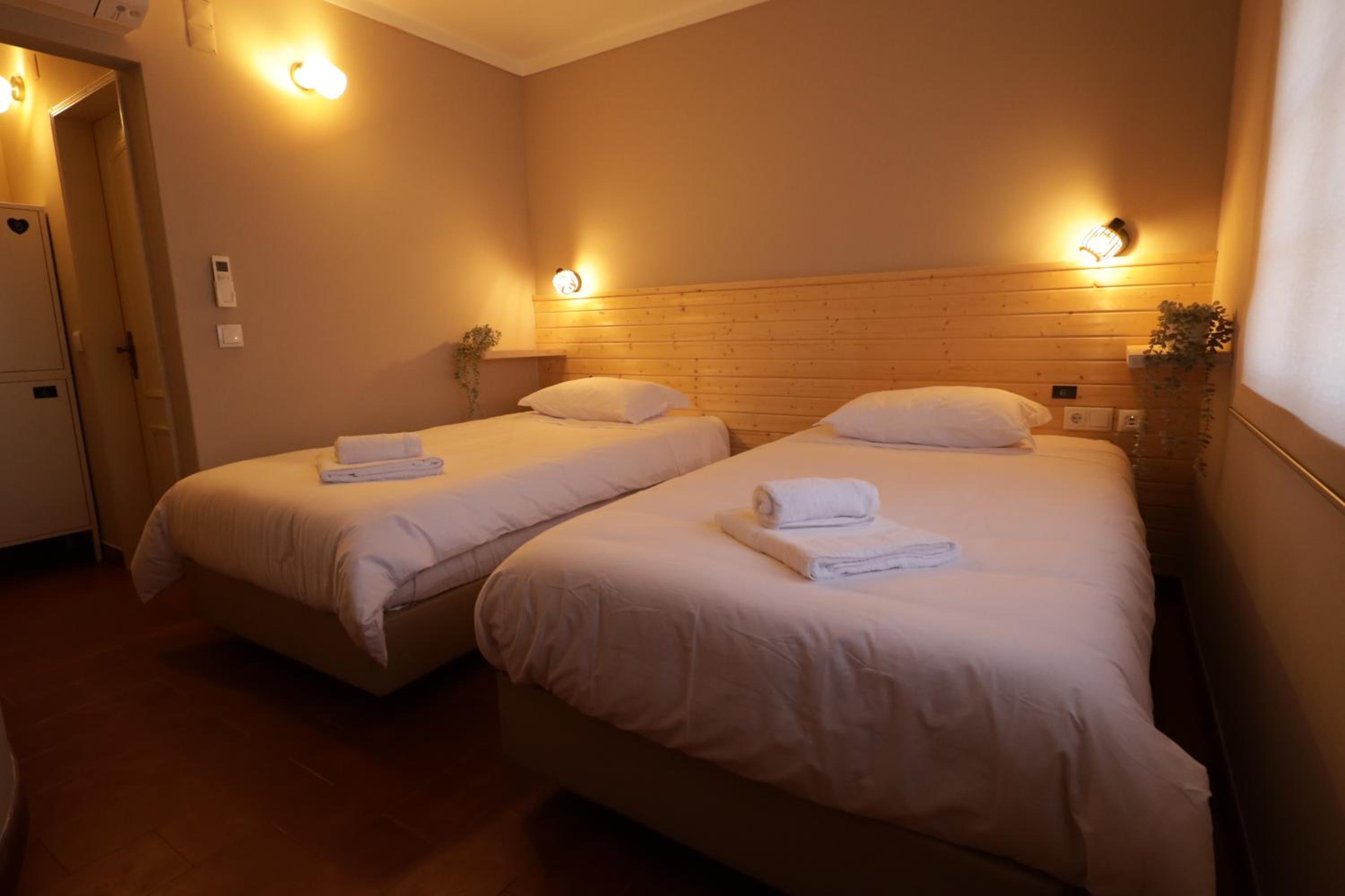 Twin Room with Private Bathroom - Photo 4