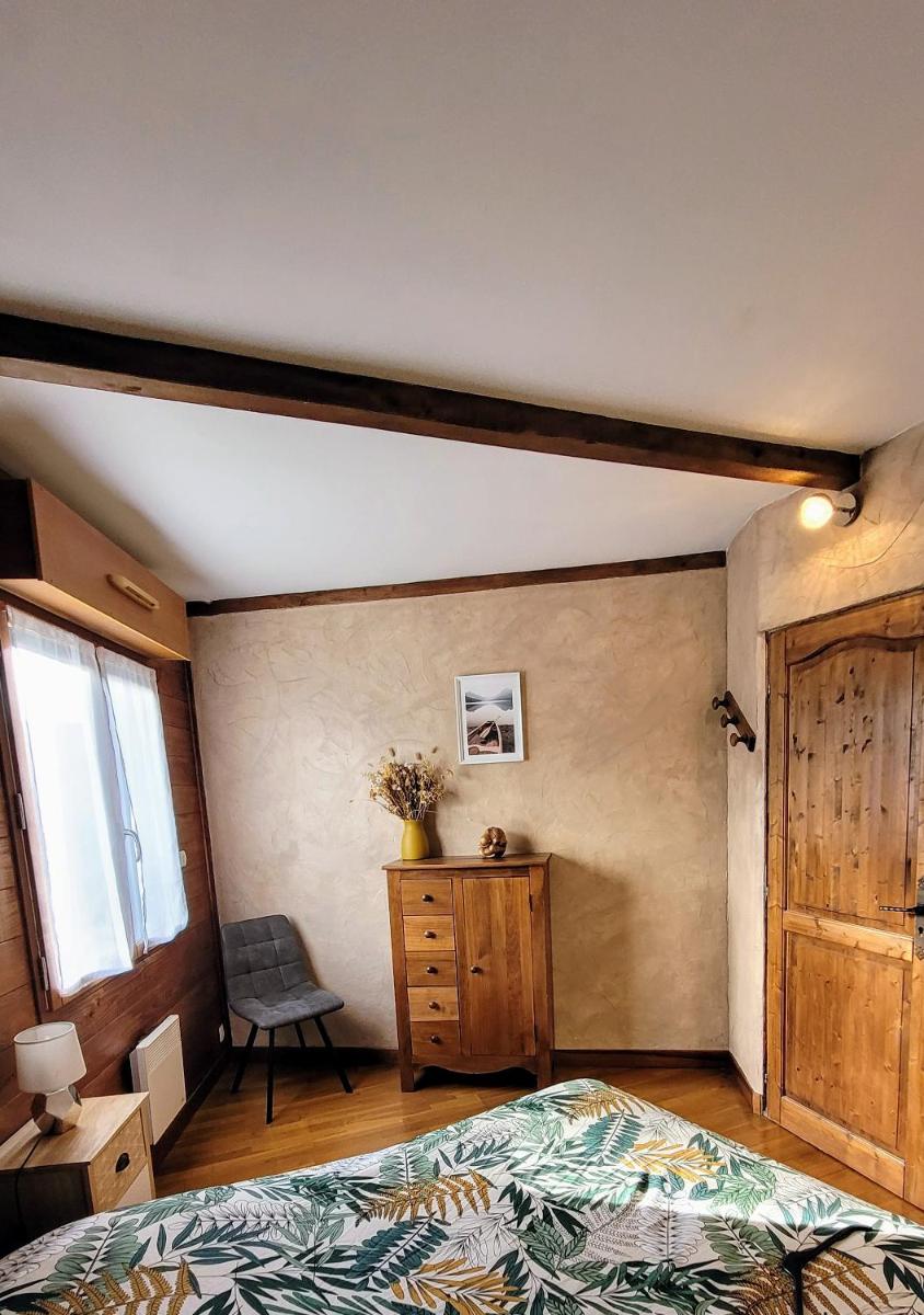 Five-Bedroom House photo 3