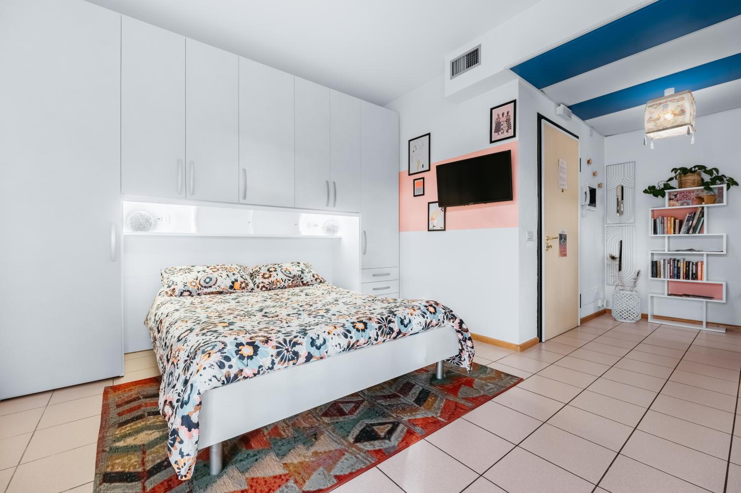 One-Bedroom Apartment photo 1