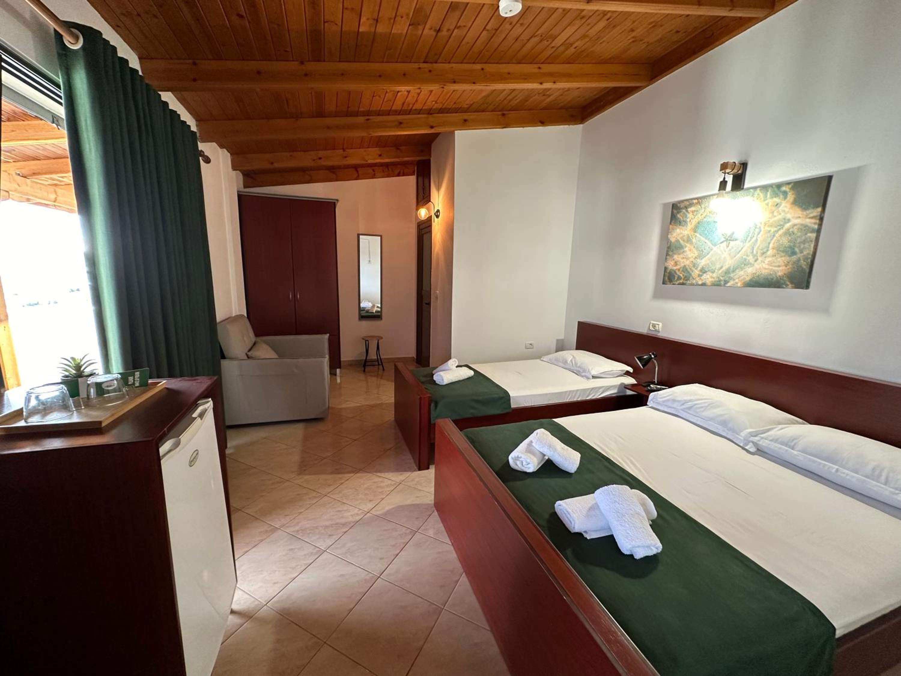 Quadruple Room with Shared Balcony photo 1