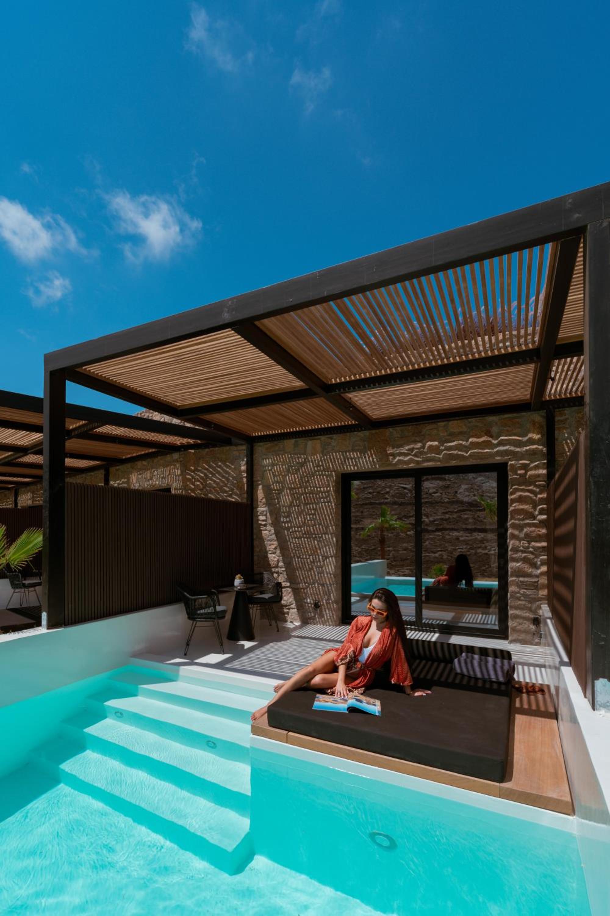 Junior Suite with Private Infinity Pool - Photo 2