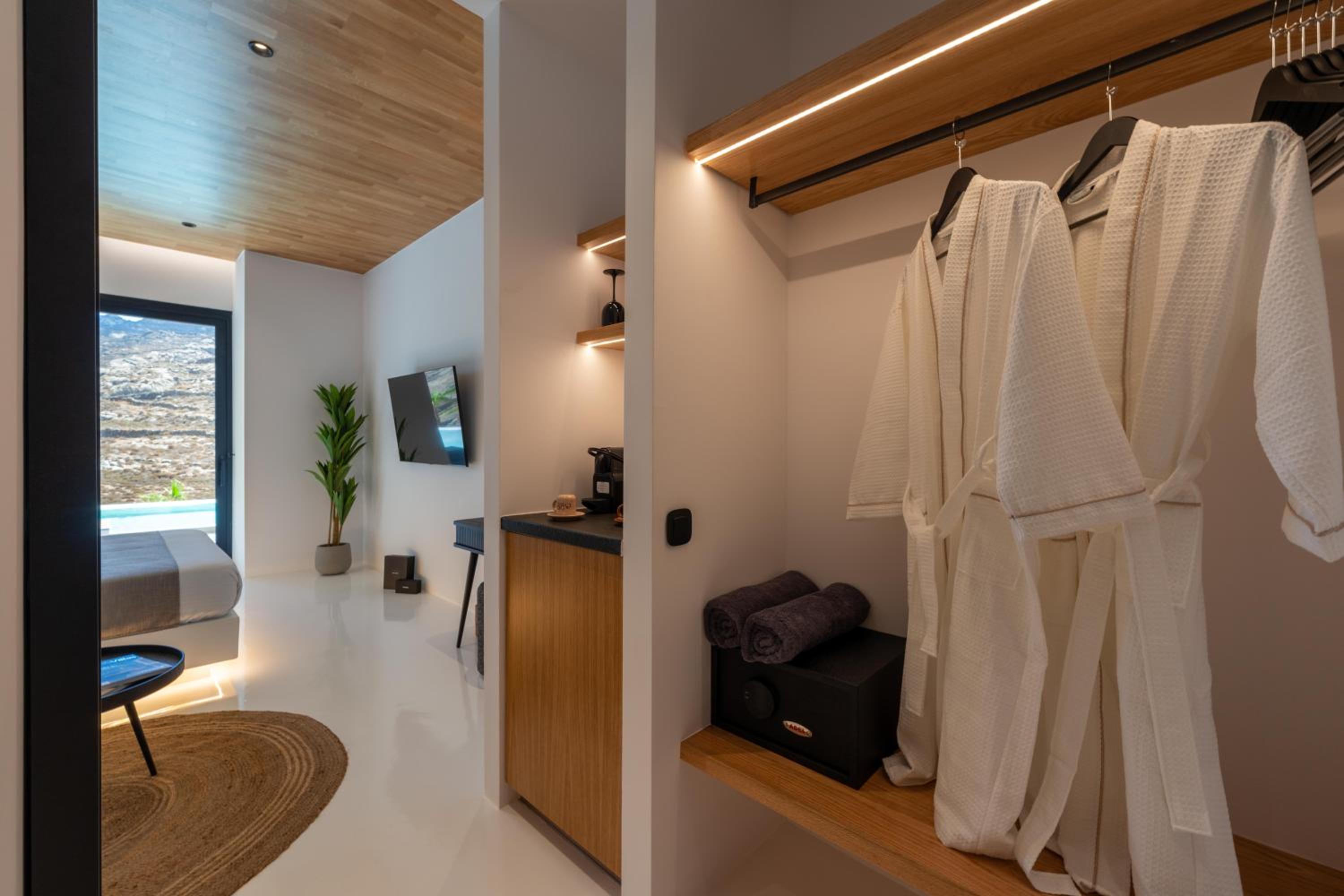 Junior Suite with Private Infinity Pool - Photo 14